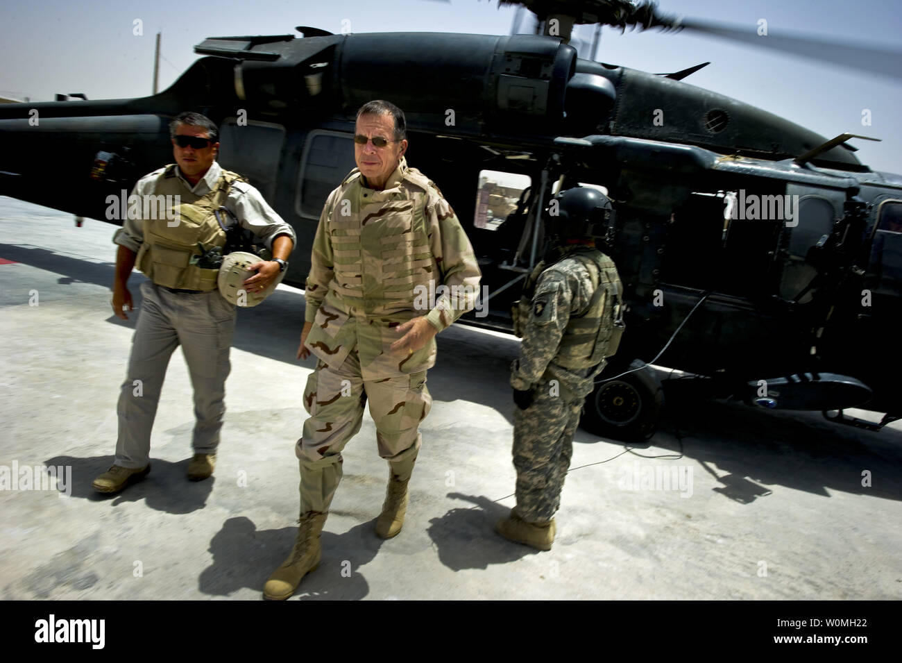 Marine Adm. Mike Mullen, Vorsitzender des Generalstabs kommt an Camp Nathan Smith in Kandahar, Afghanistan am 26. Juli 2010. Mullen ist zu Besuch in Afghanistan, die in der Mitte der Zehn Tage, rund um die Welt reise mit Kollegen und Truppen in den Krieg gegen den Terrorismus zu erfüllen. UPI/Tschad J. McNeeley/U.S. Marine Stockfoto