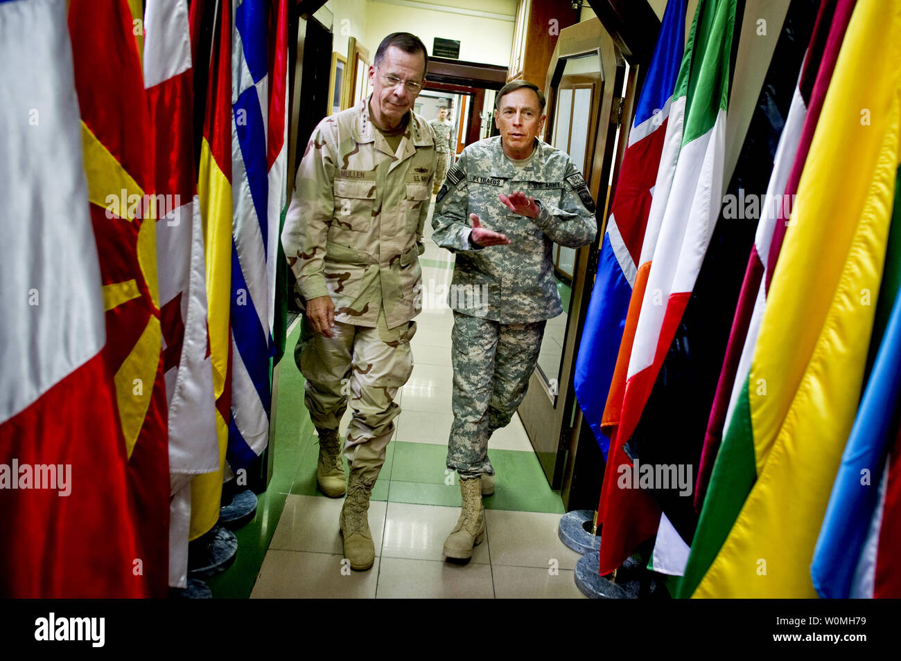 U.S. Navy Adm. Mike Mullen (L), Vorsitzende des Generalstabs und US-Armee General David Petraeus, Kommandeur der Internationalen Schutztruppe ISAF-Hauptquartier in Kabul, Afghanistan in Kabul, Afghanistan, am 3. September 2010. UPI/Tschad J. McNeeley/U.S. Marine Stockfoto