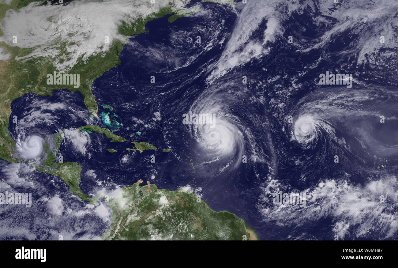Dieses NOAA Bild zeigt Hurrikane Igor, Julia und Karl, September 16. Große und mächtige Igor ist langsam nach Nordwesten, Julia schwächt, wie es bewegt sich schnell nach Nordwesten über offene Gewässer des östlichen Atlantik und Karl hat ein Hurrikan geworden. Ein Hurrikan Warnung hat für den Golf von Mexiko ausgestellt wurde. UPI/NOAA Stockfoto