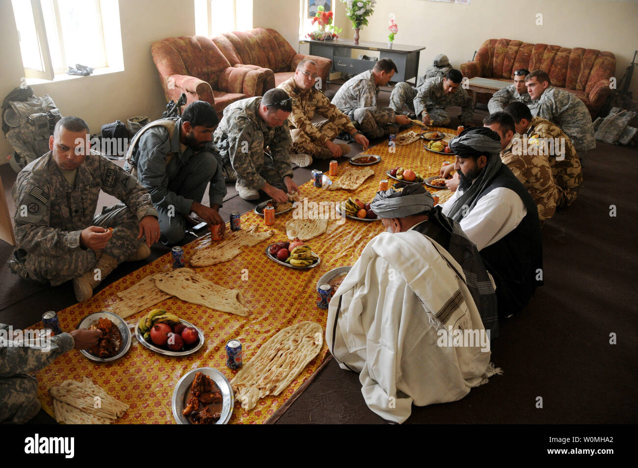 Usa und Rumänische Soldaten essen Mittagessen in der Schah Freude District Center in der Nähe von Highway 1 in der Provinz Zabul Afghanistan 29.10.2010. Die US-Soldaten wurden von Charlie Company, 1.BATAILLON, 4 Infanterie Regiment. UPI/Joshua Grenier/USA Armee Stockfoto