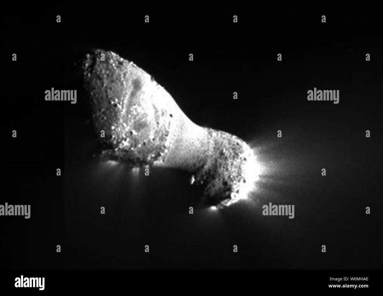 Die NASA-Sonde EPOXI Mission erfolgreich flog letzten Komet Hartley 2 am Donnerstag, den 4. November 2010. Die Deep Impact Sonde hat die umfangreichste Beobachtungen eines Kometen zur Verfügung gestellt. Dieses Bild von 435 Meilen (700 Kilometer) zeigt, dass im Kern des Kometen, oder im Körper, ist etwa 2 Kilometer (1,2 Meilen) lang und 0,4 Kilometer (0,25 Meilen) am "Hals", oder die meisten schmalen Teil. Jets können gesehen werden Streaming aus dem Kern. UPI/NASA/JPL-Caltech/UMD Stockfoto