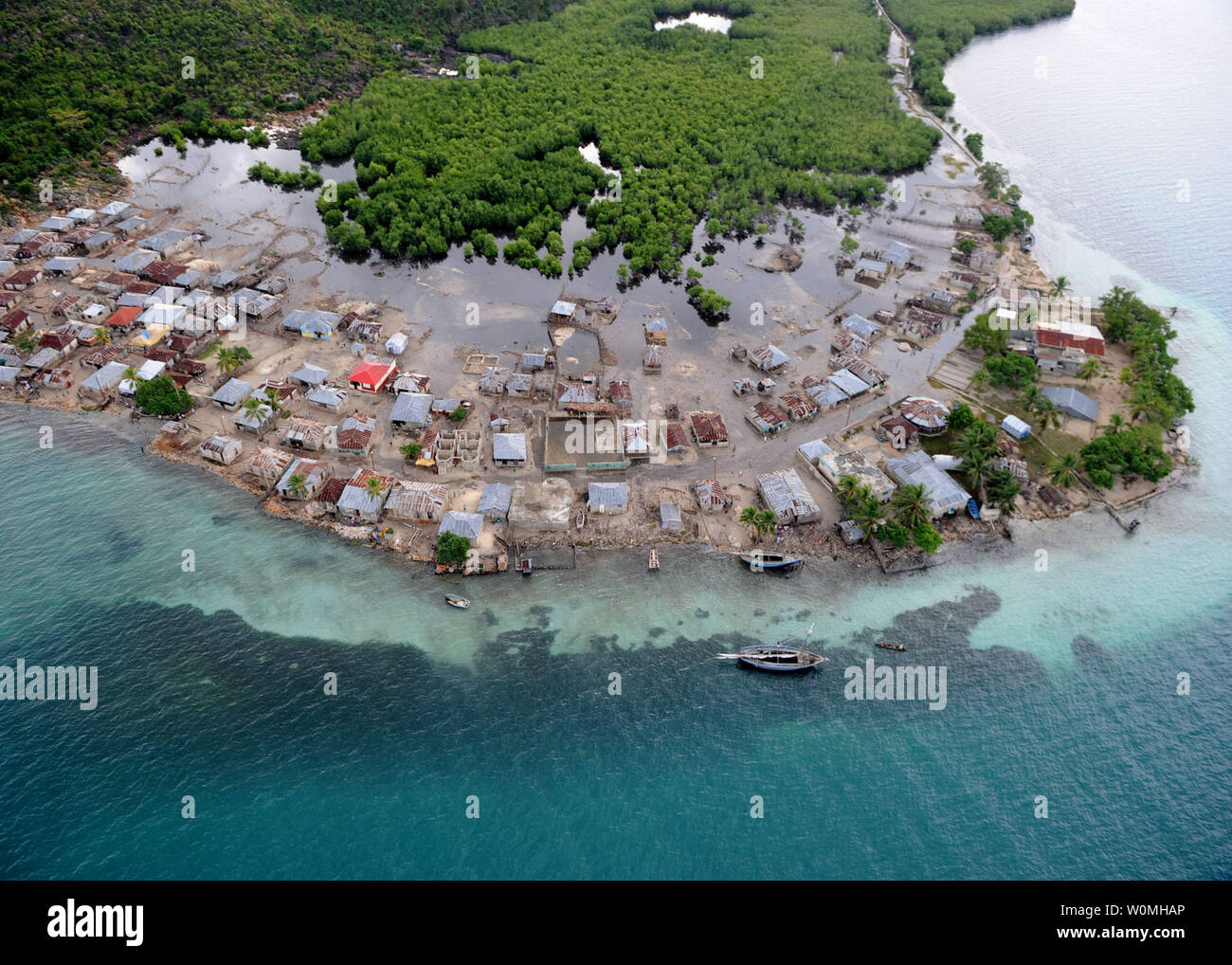 Ein luftbild von einem aufklärungsflug aus der multi-Zweck amphibisches Schiff USS Iwo Jima (LHD7) zeigt Schäden durch Hurrikan Tomas in Haiti, 6. November 2010 verursacht. Iwo Jima bereitet die Regierung von Haiti, der UN-Mission in Haiti und Stabilisierung der US-Agentur für Internationale Hilfe zu unterstützen. UPI/Bryan Weyers/US Navy Stockfoto