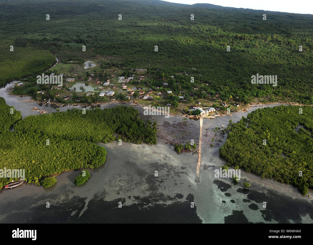 Ein luftbild von einem aufklärungsflug aus der multi-Zweck amphibisches Schiff USS Iwo Jima (LHD7) zeigt Schäden durch Hurrikan Tomas in Haiti, 6. November 2010 verursacht. Iwo Jima bereitet die Regierung von Haiti, der UN-Mission in Haiti und Stabilisierung der US-Agentur für Internationale Hilfe zu unterstützen. UPI/Bryan Weyers/US Navy Stockfoto