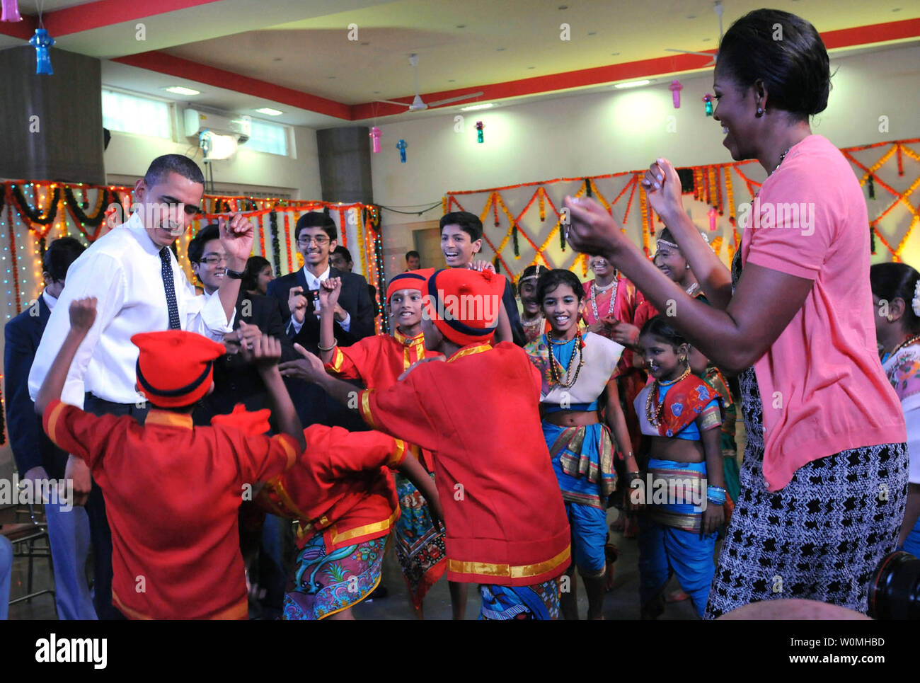 Präsidenten der Vereinigten Staaten Barack Obama und der First Lady Michelle Obama Tanz mit Schulkindern während des Diwali Festival am Heiligen Namen High School in Mumbai, Indien am Sonntag, 7. November 2010. UPI Stockfoto