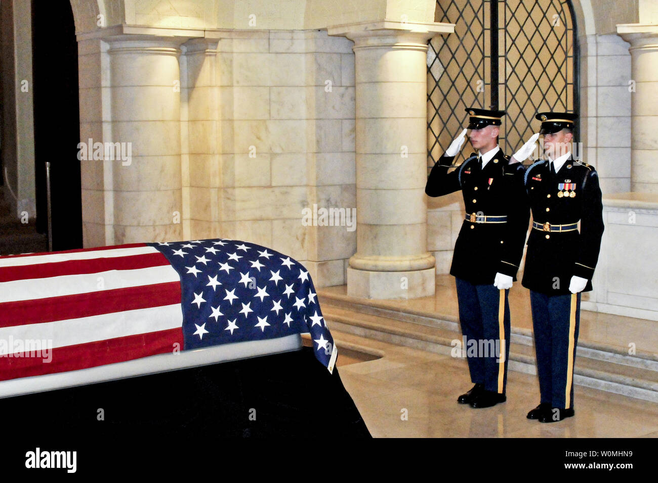 Us-Armee Soldaten salute Armee Cpl zu ehren. Frank Waldmeister Schnallen, der letzte amerikanische Welt krieg ich Veteran, während seiner Anzeige auf dem Arlington National Cemetery, Arlington, Virginia, 15. März 2011. UPI/Adora Gonzalez/US Army Stockfoto