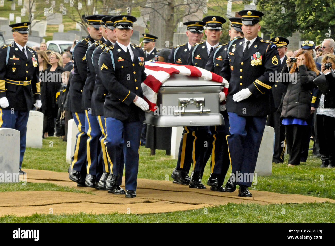 Us-Armee Soldaten mit 3 US-Infanterie Regiment tragen die Schatulle der Armee Cpl. Frank Waldmeister Schnallen, der letzte amerikanische Welt krieg ich Veteran, während seiner Beerdigung auf dem Arlington National Cemetery, Arlington, Virginia, 15. März 2011. UPI/Adora Gonzalez/US Army Stockfoto