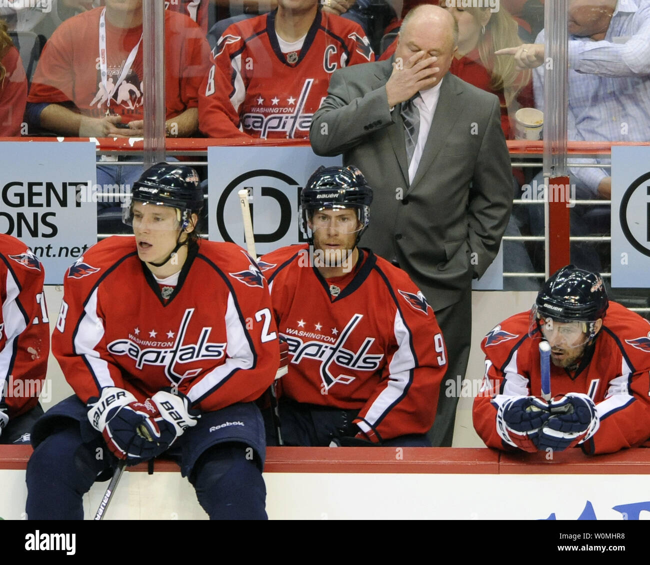 April 23, 2010, Foto zeigt Washington Capitals Head Coach Bruce Boudreau, als er seine Mannschaft gegen die Montreal Canadiens in Washington führt. Die Washington Capitals angekündigt Montag, den die Mannschaft gefeuert hat Boudreau und ersetzte ihn mit ehemaliger Spieler Dale Hunter. UPI/Kevin Dietsch/Foto Stockfoto