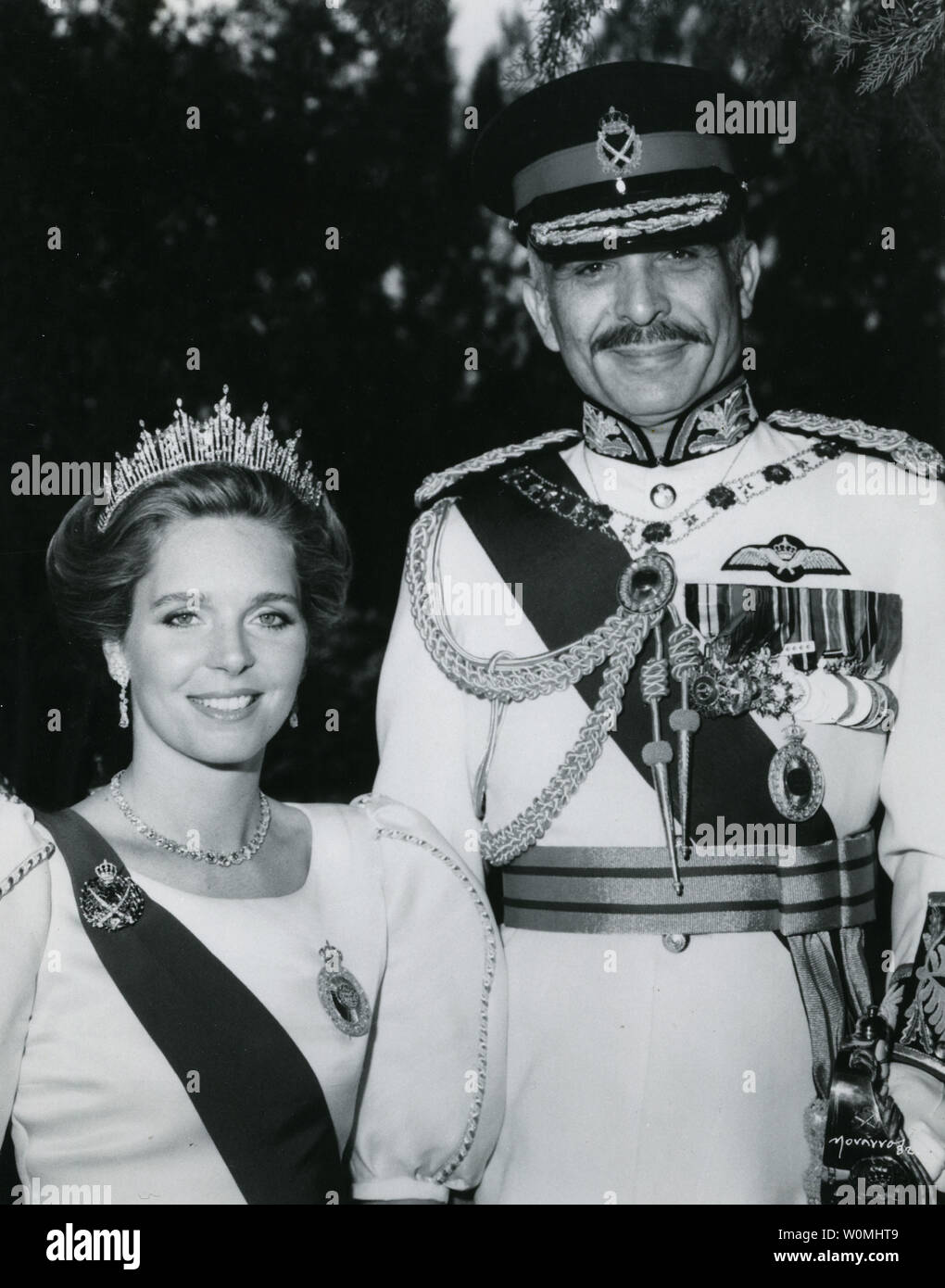 König Hussein von Jordanien und Königin Noor pose für ihre amtliche Hochzeit Foto am 30. November 1985 in Amman, Jordanien. UPI Stockfoto