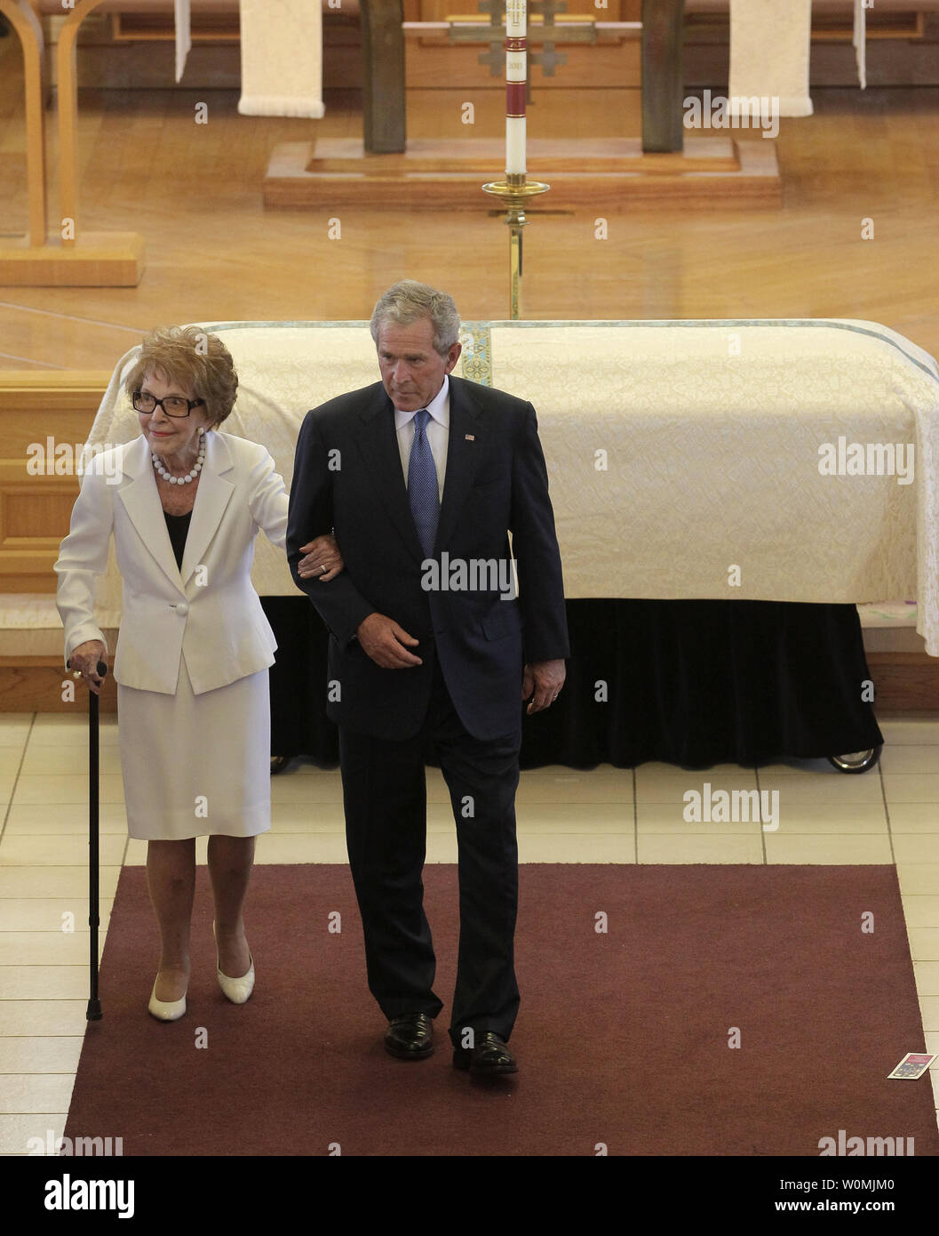 Ehemalige First Lady Nancy Reagan, Links, ist der ehemalige Präsident George W. Bush Nach dem Begräbnis für ehemalige First Lady Betty Ford in St. Margaret's Episcopal Church in Palm Desert, Kalifornien am 12. Juli 2011 begleitet. UPI/Jae C. Hong/Pool Stockfoto