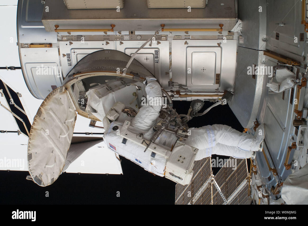 Dieser NASA Bild am Juli 12, 2011 zeigt der NASA-Astronaut Ron Garan, expediton 28 Bordmechaniker, Ausläufe der Quest-luftschleuse auf der Internationalen Raumstation, während er sich vorbereitet, crewmate Mike Fossum auf einem Juli 12 spacewalk zu verbinden. UPI/NASA Stockfoto