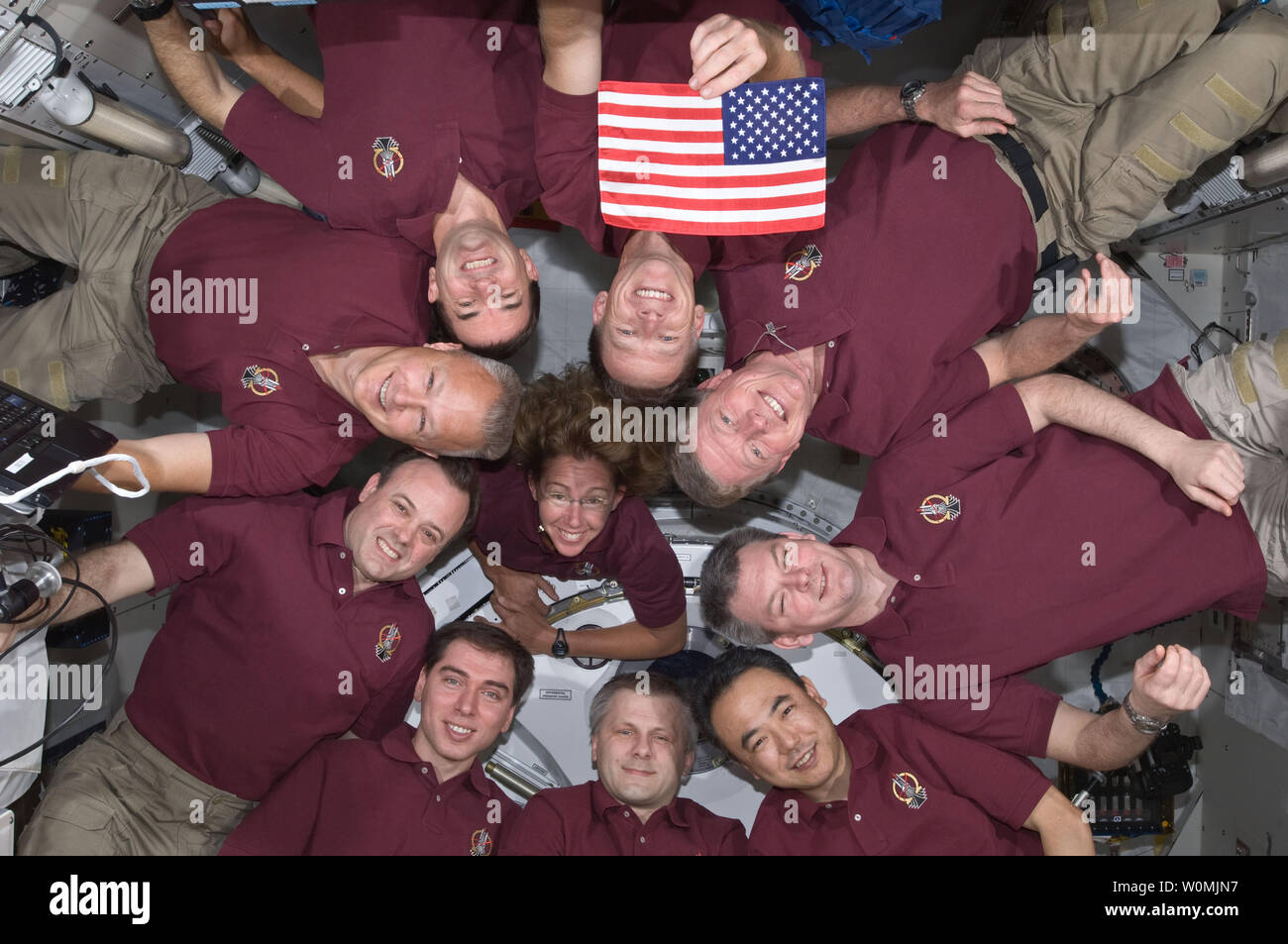 Dieser NASA Bild am Juli 15, 2011 zeigt die Internationale Raumstation ISS Expedition 28 Crew und die Mission STS-135 Atlantis Astronauten, wie Sie ein Kreis für ein Portrait an Bord des Umkreisenden komplexe Kibo Labor der Japan Aerospace Exploration Agency bilden. Die STS-135 Crew besteht aus NASA-Astronauten Chris Ferguson, Doug Hurley, Sandy Magnus und Rex Walheim; die Expedition 28 Crewmitglieder sind JAXA Astronauten Satoshi Furukawa, NASA-Astronauten Ron Garan und Mike Fossum, und russische Kosmonauten Andrey Borisenko, Alexander Samokutyaev und Sergej Wolkow. Shuttle und station Kommandeure Ferguso Stockfoto