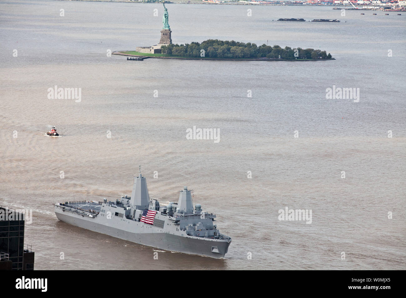 Mitglieder der Besatzung an Bord der amphibious Transport dock Schiff USS New York (LPD 21) die Schienen und Gegenwart ehren Mann während der Übergabe von Ellis Island, Freiheitsstatue und das World Trade Center und den Nationalen September 11 Memorial und Museum als das Schiff kommt in Manhattan am 8. September 2011. An Bord sind die Familienangehörigen der Opfer und Rettungskräfte von 9/11, zusammen mit der Crew und Marines in den dritten Bataillon zugeordnet, 9 Marine Regiment. New York war mit 7,5 Tonnen Stahl von Ground Zero wieder errichtet. Am Sept. 11, New York Transit aus seiner Verankerung in den Hudson River zu einem locati Stockfoto