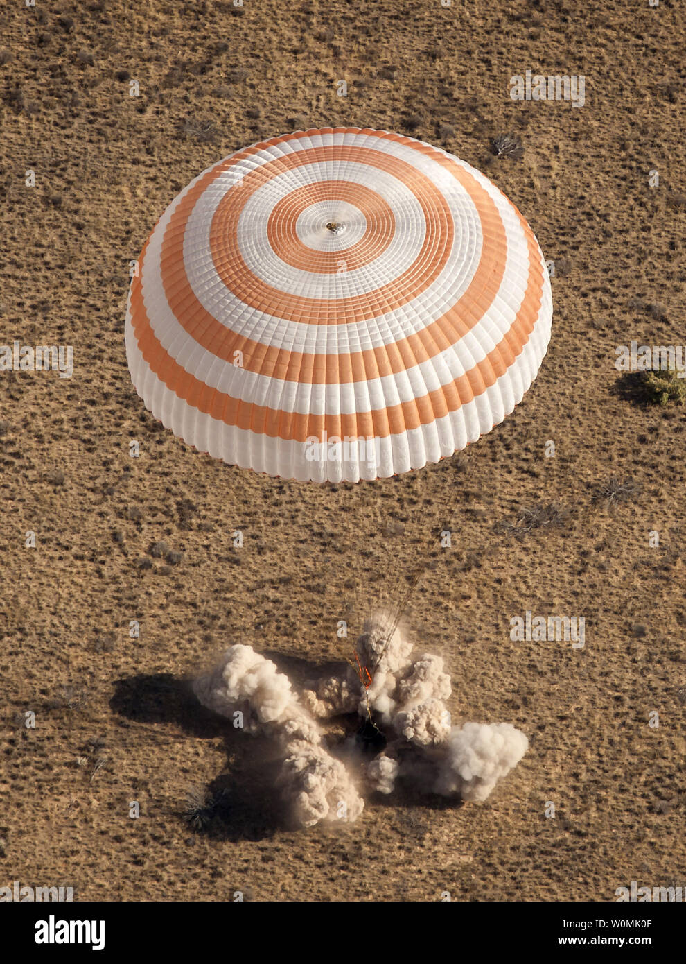 Die Sojus TMA-21 Raumschiff wird gesehen, wie es landet mit Expedition 28 Commander Andrey Borisenko und die Flugingenieure Ron Garan, und Alexander Samokutyaev in einer abgelegenen Gegend außerhalb der Stadt Zhezkazgan, Kasachstan, am Freitag, den 16. September 2011. NASA-Astronaut Garan, russische Kosmonauten Borisenko und Samokutyaev kehren aus mehr als fünf Monate an Bord der Internationalen Raumstation, wo sie als Mitglieder der Expedition 27 und 28 Mannschaften serviert. UPI/Bill Ingalls/NASA Stockfoto