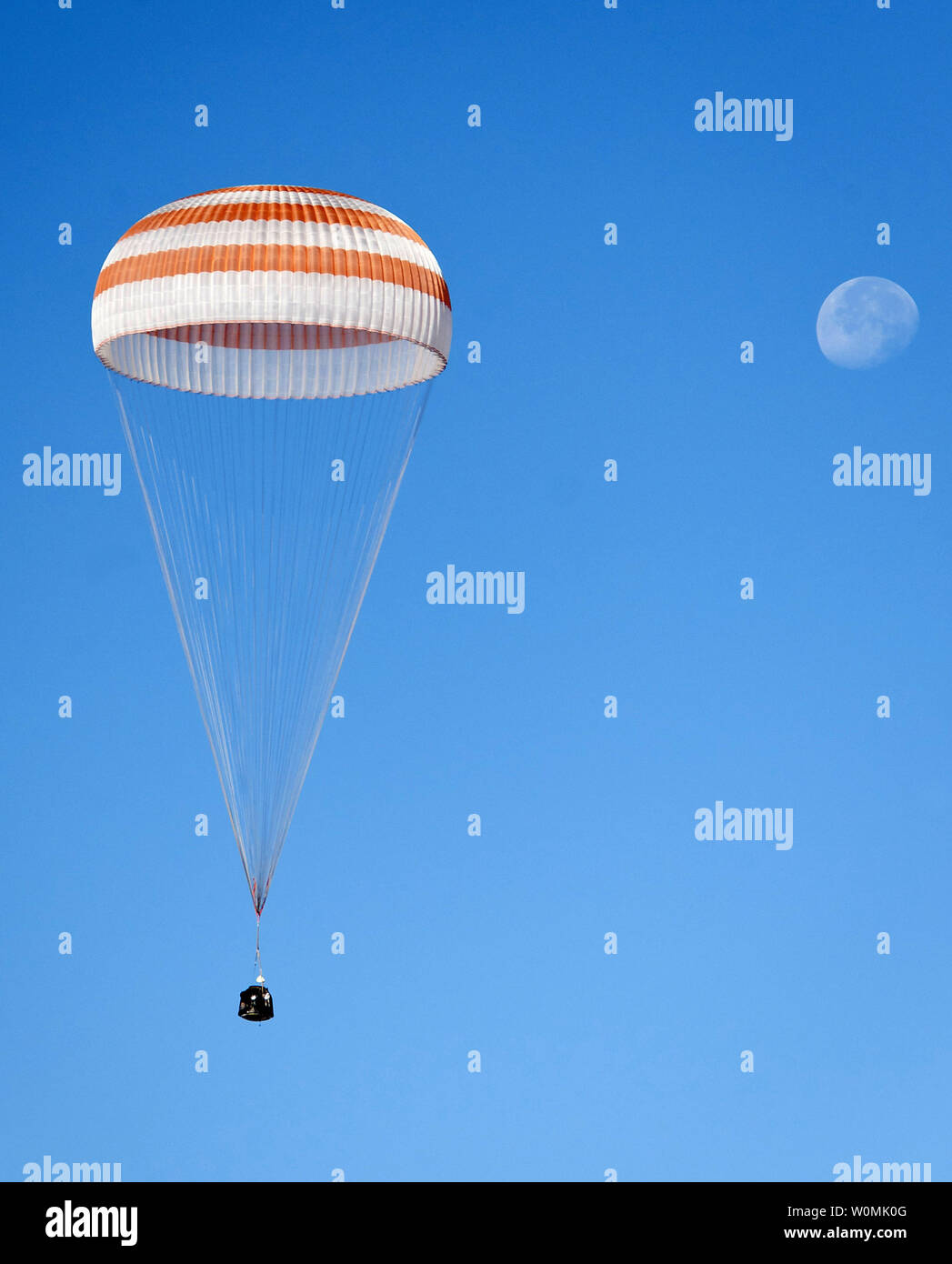 Die Sojus TMA-21 Raumschiff mit dem Mond im Hintergrund gesehen wie er landet mit Expedition 28 Commander Andrey Borisenko und die Flugingenieure Ron Garan, und Alexander Samokutyaev in einer abgelegenen Gegend außerhalb der Stadt Zhezkazgan, Kasachstan, am Freitag, den 16. September 2011. NASA-Astronaut Garan, russische Kosmonauten Borisenko und Samokutyaev kehren aus mehr als fünf Monate an Bord der Internationalen Raumstation, wo sie als Mitglieder der Expedition 27 und 28 Mannschaften serviert. UPI/Bill Ingalls/NASA Stockfoto