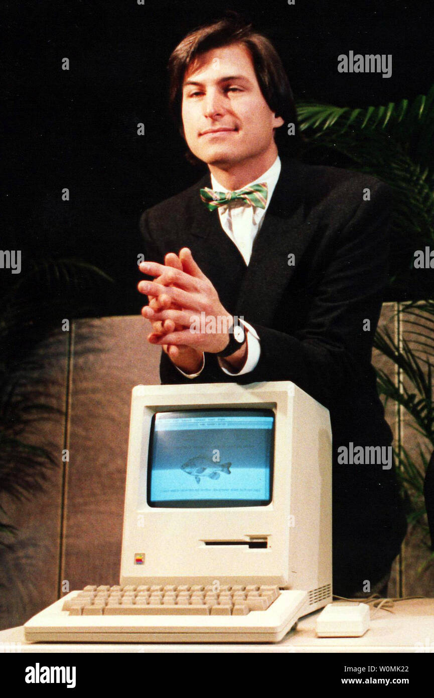 Apple hat den Tod von Apple Gründer Steve Jobs am 5. Oktober 2011. Er war 56. Jobs war der Gründer und ehemaliger CEO von Apple, dass personal computer Technologie transformiert und erfand Geräte wie iPod, iPhone und iPad. Er ist im Jahr 1984 mit dem neu eingeführten Apple Macintosh Computer Auf der Macworld in San Francisco, Kalifornien gezeigt. UPI/Terry Schmitt/Dateien Stockfoto
