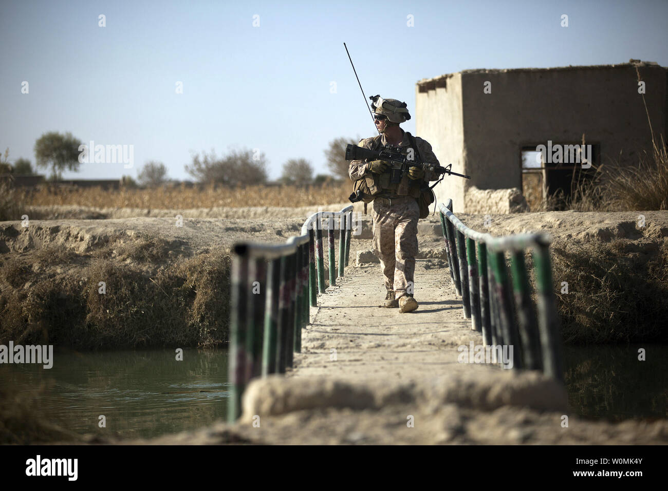 Us Marine Lance Cpl. Joshua Prall, rifleman mit 3 Platoon, Lima, 3 Bataillon, 3. Marine Regiment scannt die Gegend beim Überqueren einer Brücke während einer Partnerschaft Security Patrol mit afghanischen nationalen Armee Soldaten in der Provinz Helmand Afghanistan Dez. 18, 2011. Die ANA und Marines mit lokalen Bürger interagiert, um die Erweiterung von Stabilität, Entwicklung und legitimes Regieren in Afghanistan durch das Besiegen von Aufständischen und die Hilfe für die afghanische Bevölkerung sichern. UPI/U. Us Marine Corps/Cpl. Reece Lodder Stockfoto