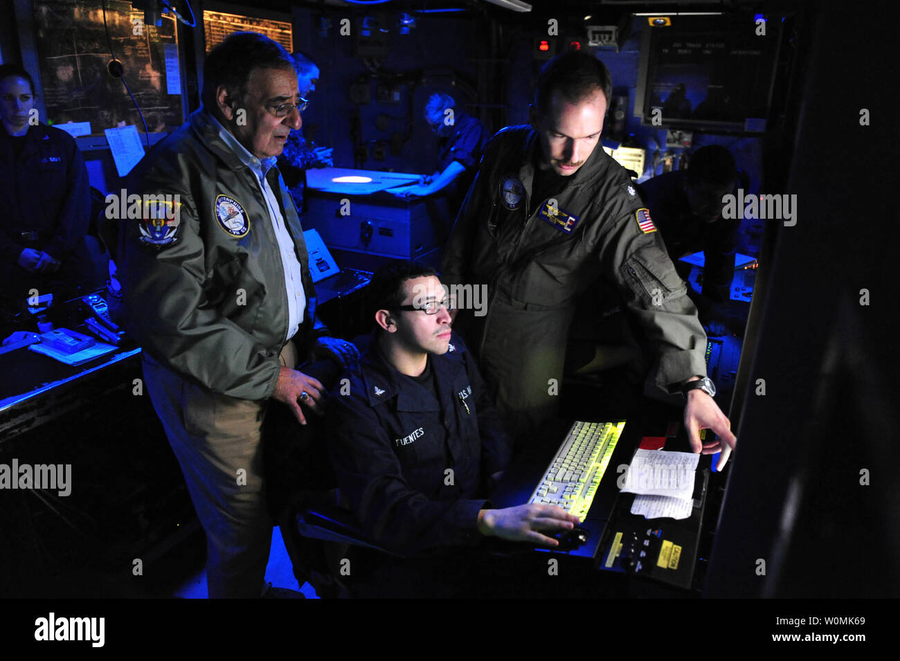 Verteidigungsminister Leon Panetta E. ist informiert über die Funktionen der Bekämpfung Richtung Zentrum Samstag, Januar 21, 2012 bei einem Besuch an Bord der Flugzeugträger USS Enterprise (CVN 65). Das Unternehmen Carrier Strike Group ist im Gange, die eine zusammengesetzte Einheit ausüben. UPI/Scott Pittman/U.S. Marine Stockfoto