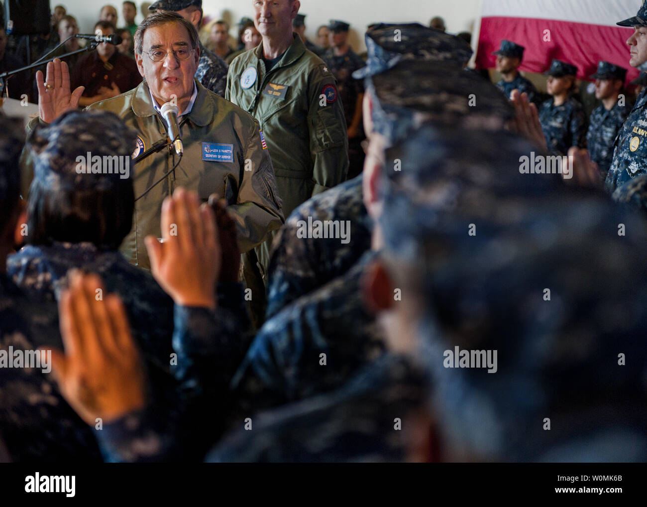 Verteidigungsminister Leon Panetta E. wieder einträgt, 21 Matrosen Samstag, Januar 21, 2012 an Bord der Flugzeugträger USS Enterprise (CVN 65). Das Unternehmen Carrier Strike Group ist im Gange, die eine zusammengesetzte Einheit ausüben. UPI/Scott Pittman/U.S. Marine Stockfoto
