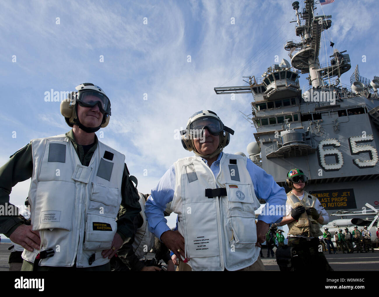 Verteidigungsminister Leon E. Panetta, rechten und hinteren Adm. Walter E.Carter, Kommandeur der Carrier Strike Group (CSG) 12 Uhr Flugbetrieb Samstag, Januar 21, 2012 an Bord der Flugzeugträger USS Enterprise (CVN 65). Das Unternehmen Carrier Strike Group ist im Gange, die eine zusammengesetzte Einheit ausüben. UPI/Scott Pittman/U.S. Marine Stockfoto