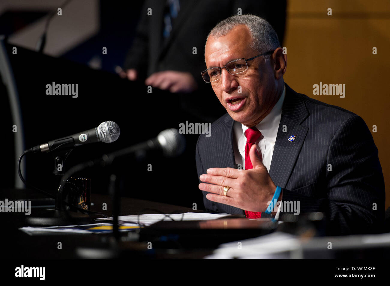 NASA-Administrator Charles Bolden antwortet auf die Frage eines Reporters während einen Überblick Unterrichtung über das Geschäftsjahr der NASA-Haushalt 2013, 13. Februar 2012 bei der NASA Hauptquartier in Washington, D.C. UPI/Bill Ingalls/NASA Stockfoto