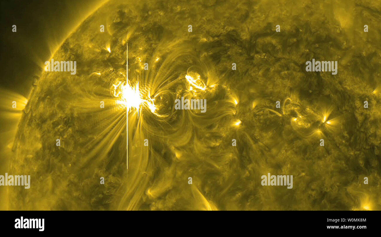 Die Sonne brach mit einer der größten solaren Flares dieses solaren Zyklus am 6. März 2012. Dieses flare wurde als X5.4 kategorisiert und ist damit der zweitgrößte Flare-- nach einem X6.9 am 9. August 2011. Der aktuelle Anstieg der Zahl der X-Klasse flares ist Teil der sunÕs normalen 11-jährigen Sonnenzyklus, während deren Aktivität auf der Sonne Rampen bis zu Solar Maximum, die Ende 2013 ihren Höhepunkt erreichen. Die solaren Sturm schlägt jetzt Erde und kann Störungen der Satelliten-, Kommunikations- und Stromnetze führen. UPI/NASA/SDO/AIA.. Stockfoto