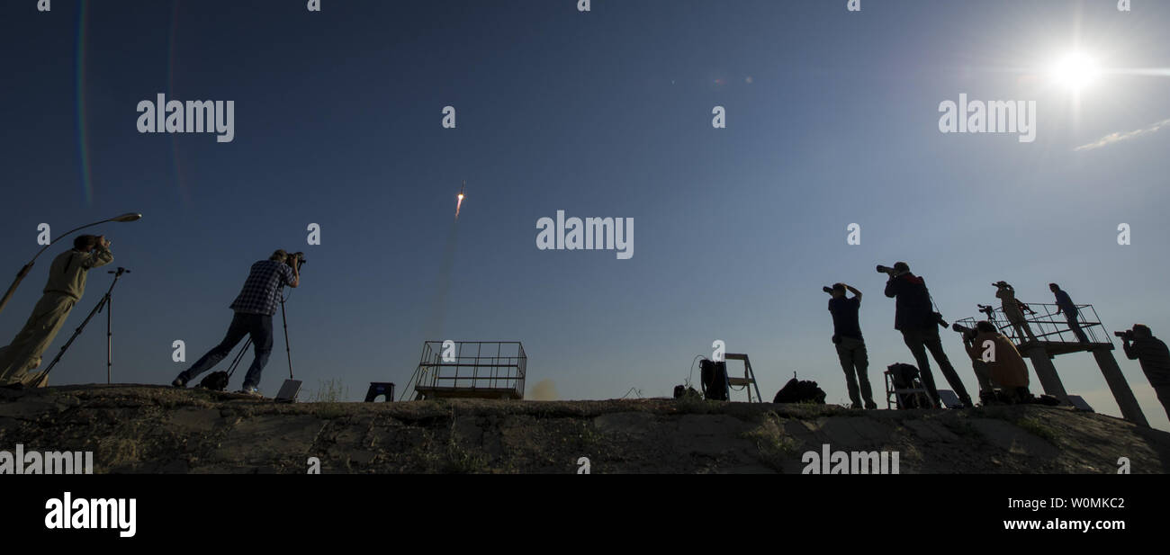 Mitglieder der Medien Fotografie die Sojus TMA-04 M Rocket Launch vom Kosmodrom Baikonur in Kasachstan am 15. Mai 2012. Position der Internationalen Raumstation an Bord der Sojus 31 Sojus sind Expedition Kommandant Gennadi Padalka, NASA-Flugingenieur Joseph Acaba und Flugingenieur Sergej Revin. UPI//Bill Ingalls/NASA Stockfoto