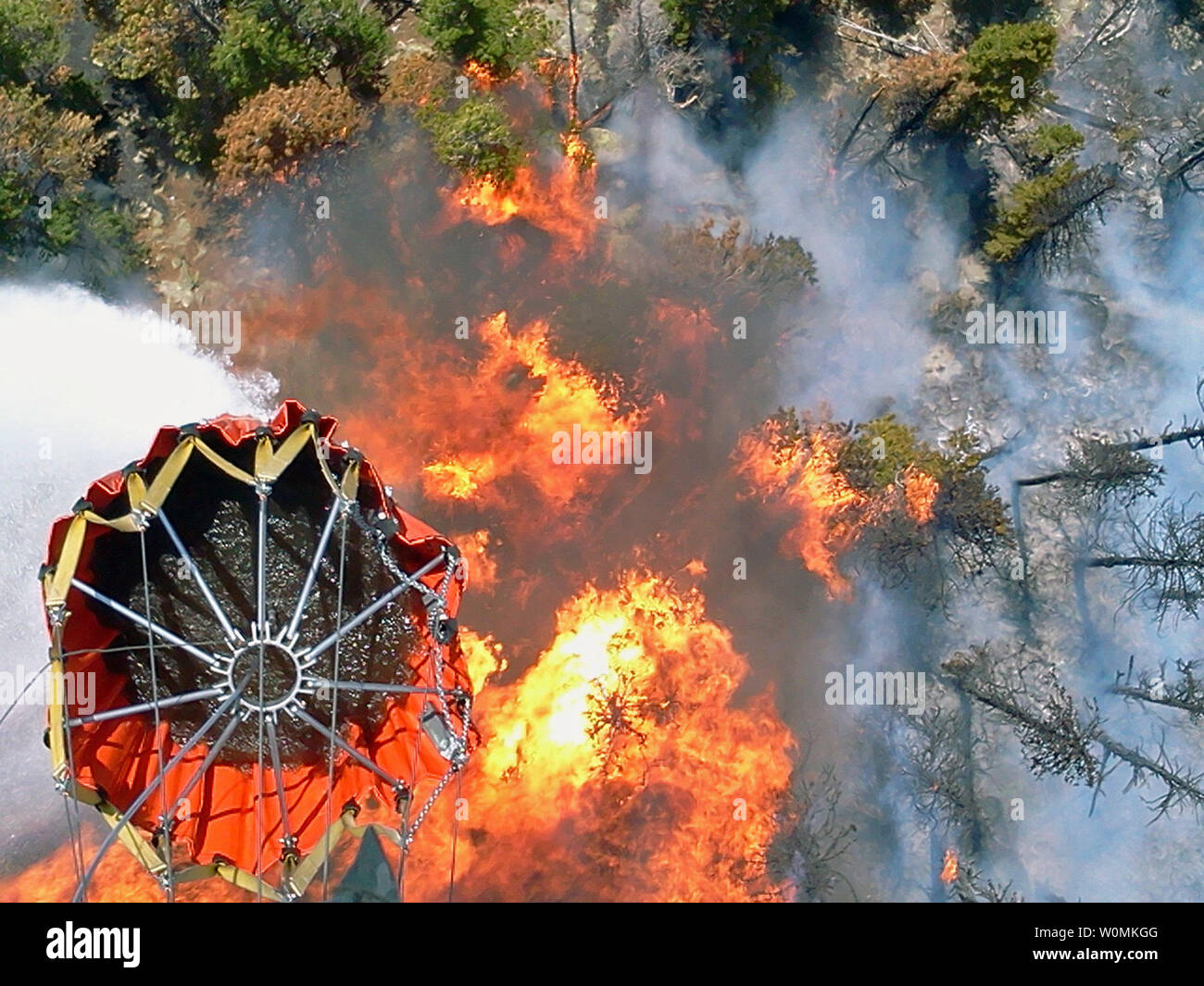 Nebraska National Guard Crewmitglieder der Firma C2-nd-135 th Allgemeine Luftfahrt Bataillon ein Bambi Schaufel kippen in die Flammen der High Park Feuer, in der Larimer County, Colorado, ungefähr 15 Meilen westlich von Fort Collins, 18. Juni 2012. UPI/Tate Petersen/Colorado National Guard Stockfoto