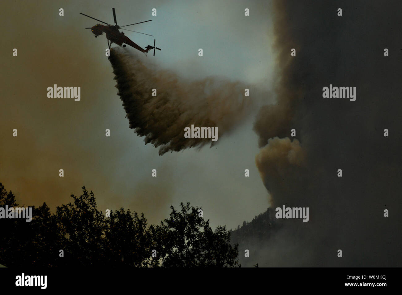 Ein Hubschrauber Tropfen Wasser auf der High Park Brand in Poudre Canyon, ungefähr 15 Meilen von Ft. Collins, Colorado, 18. Juni 2012. UPI/Jess Geffre/Colorado National Guard Stockfoto