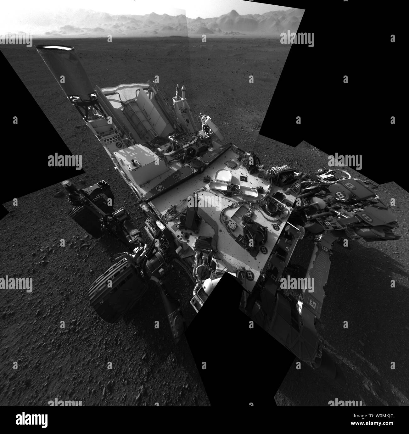 Mit dieser Entschließung Selbstbildnis zeigt das Deck der NASA-Rover Curiosity von Navigation die Kamera des Rover. Die Rückseite des Rover können Sie oben links auf dem Bild zu sehen ist, und zwei von der rechten Seite Räder des Rovers auf der linken gesehen werden. Das wellige Rand der Krater Gale bildet die hellere Farbe Streifen im Hintergrund. Bits von Kies, etwa 0,4 Zoll (1 cm) in der Größe, sind sichtbar auf dem Deck des Rover. Dieses Mosaik ist von 20 Bilder, die jeweils 1.024 bis 1.024 Pixeln, spät nachts, am 7. August 2012, PDT. Die "Augmented Reality" oder "AR-Tag auf der Rover Deck gesehen, in der Mitte Stockfoto