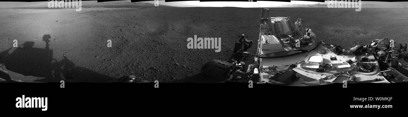 Dieses 360°-Bild zeigt eine vollständige, Auflösung Panorama um den NASA-Rover Curiosity, von der Navigation Kameras. Die Spitzen der Rand der Krater Gale kann als ein heller Streifen entlang der rechts oben auf dem Bild zu sehen ist. Die Basis des Mount Scharfe können entlang der oberen gesehen werden. Dieses Mosaik ist der 26 Bilder, 1.024 von 1.024 Pixeln, spät nachts, am 7. August, 2012 PDT. Die Nähte zwischen den Bildern wurden so weit wie möglich minimiert. UPI/NASA/JPL-Caltech Stockfoto