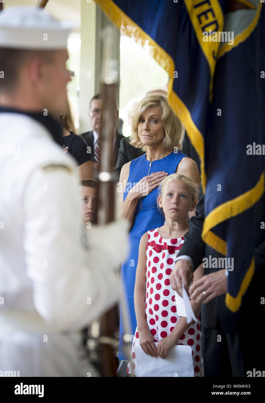 Carol Armstrong, Ehefrau von Neil Armstrong und Piper Van Wagenen, einer von 10 Enkelkinder, werden während einer Trauerfeier feiern das Leben von Neil Armstrong, 31. August 2012, am Camargo Club in Cincinnati, Ohio. Armstrong, der erste Mensch auf dem Mond während der Apollo 11 Mission 1969, gestorben Samstag, 12.08.25. Er war 82. UPI/Bill Ingalls/NASA Stockfoto