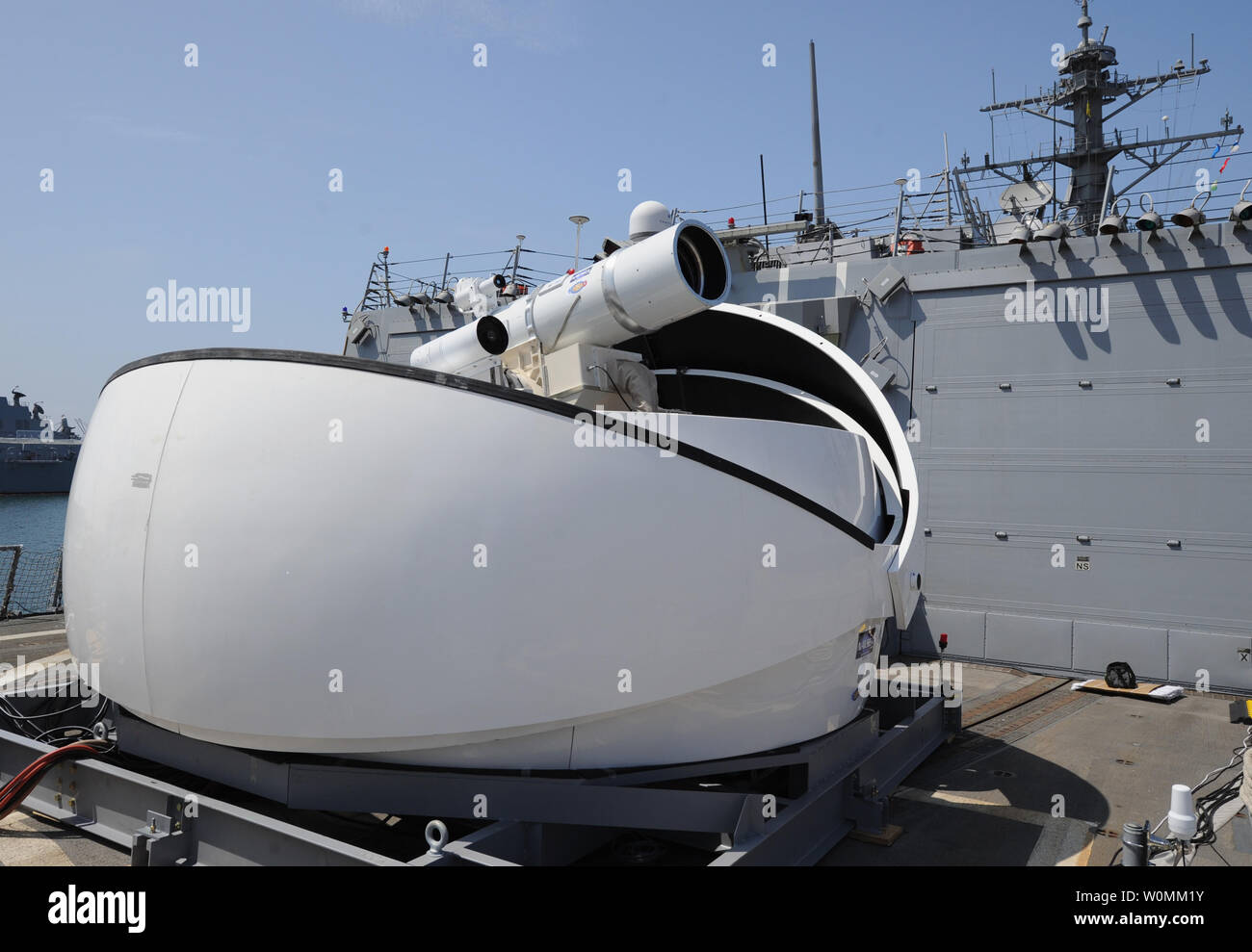 Der Laser Weapon System (Gesetze) ist vorübergehend installiert an Bord der geführte Anti-raketen-Zerstörer USS Dewey (DDG105) in San Diego, Kalifornien, Juli 2012. Die US-Marine hat am 8. April 2013, dass Sie zum ersten Mal eines seiner Schiffe, die Abschuss Drohnen und Deaktivieren von Schiffen verwendet werden könnten, bereitstellen wird. Der Prototyp wird an Bord der USS Ponce innerhalb des nächsten Jahres installiert werden. Die Waffe läuft auf Strom, sodass die Kosten weniger als 1 $ pro Schuß. UPI/John Williams/U.S. NAVY Stockfoto