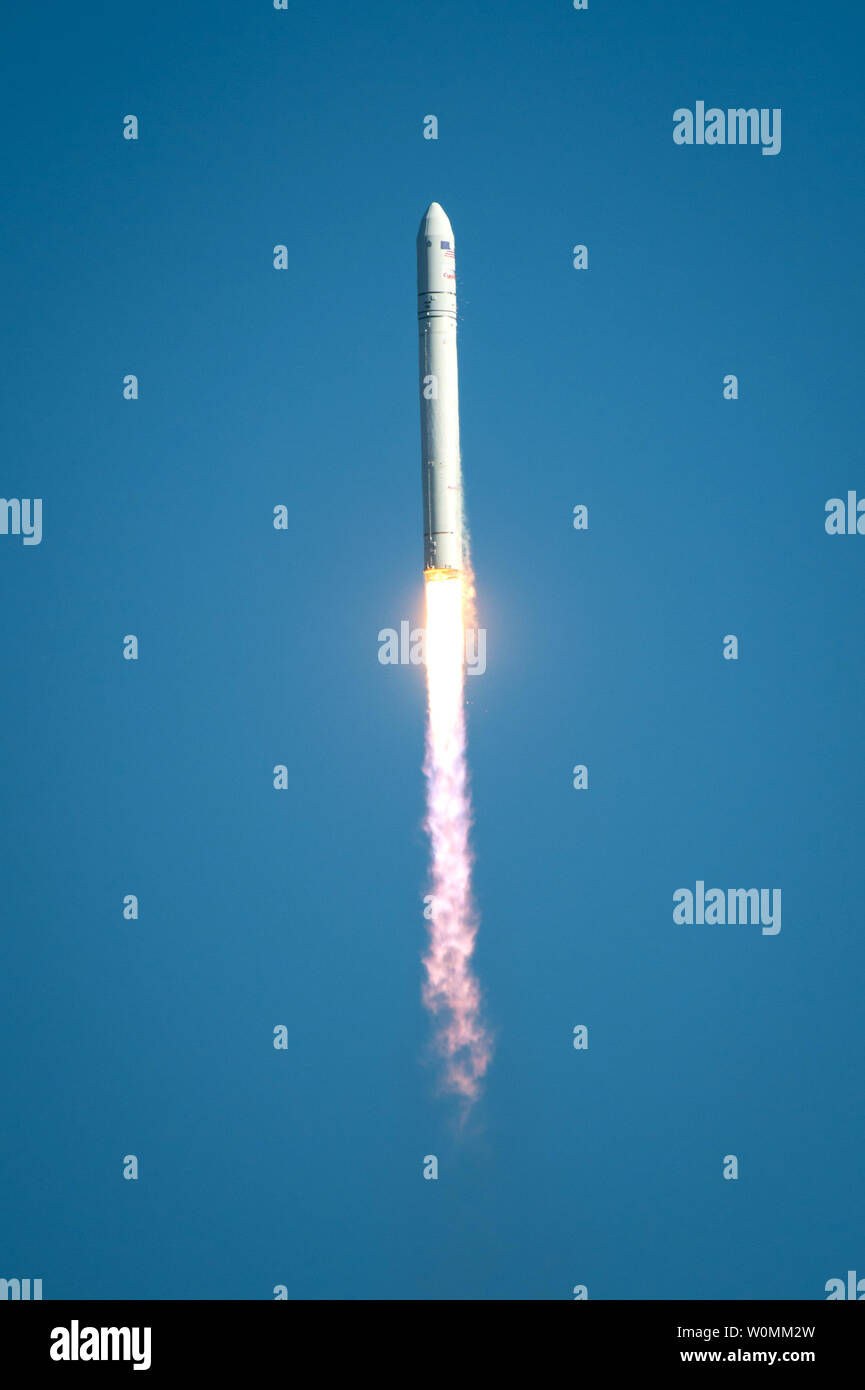 Die Orbital Sciences Corporation Antares Rakete wird gesehen, wie es startet von Pad-0 des Mittelatlantischen Regional Spaceport (MARS) bei der NASA Wallops Flight Facility auf Wallops Island, Virginia, Sonntag, 21. April 2013. Den Test starten markiert der erste Flug von Antares und der erste Raketenstart von Pad-0 A. Die Antares Rakete lieferte die gleichwertigen Masse von einem Raumschiff, einem sogenannten Masse simuliert Nutzlast in den Orbit der Erde. UPI/NASA/Bill Ingalls Stockfoto