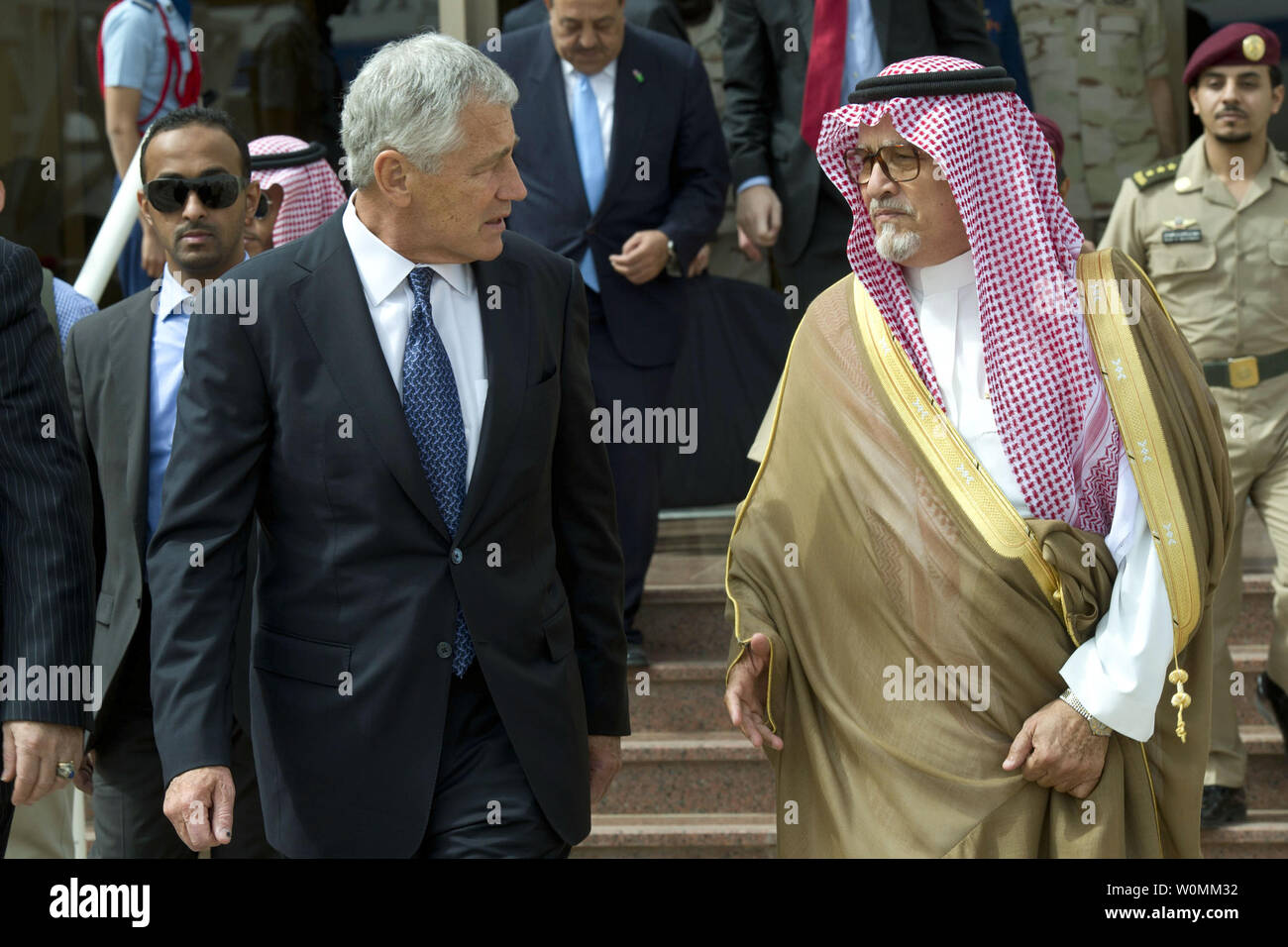 Verteidigungsminister Chuck Hagel Spaziergänge mit Prince Fahd bin Abdullah, Stellvertretender Minister für Verteidigung, vor dem Abflug Riad, Saudi-Arabien, 24. April 2013. Das Königreich Saudi-Arabien ist Hagel der dritten Anschlag auf eine sechstägige Reise in den Nahen Osten mit Verteidigung Pendants in Israel, Jordanien, Saudi-Arabien, Ägypten und den Vereinigten Arabischen Emiraten zu erfüllen. UPI/Erin Kirk-Cuomo/DOD. Stockfoto