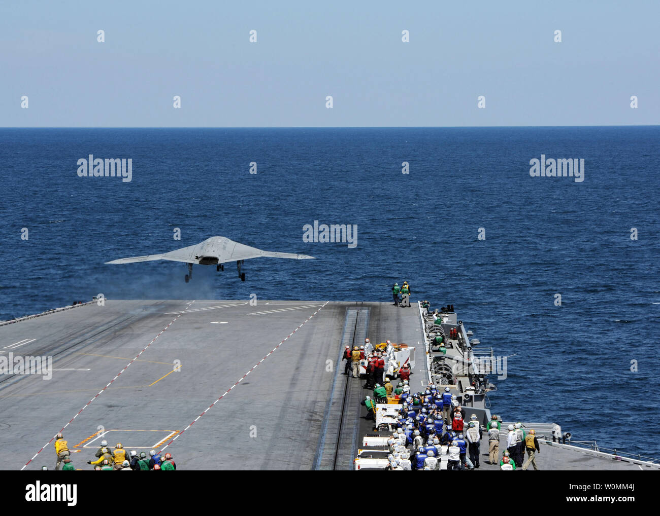 Ein X-47B Unmanned Combat Air System (UCAS) Demonstrator startet Dienstag, 14. Mai 2013 Von der Flight Deck der Flugzeugträger USS George H.W. Bush (CVN 77). George H.W. Bush ist der erste Flugzeugträger erfolgreich starten eine unbemannte Flugzeuge aus dem Flight Deck katapultieren. UPI/Timothy Walter/US Navy Stockfoto