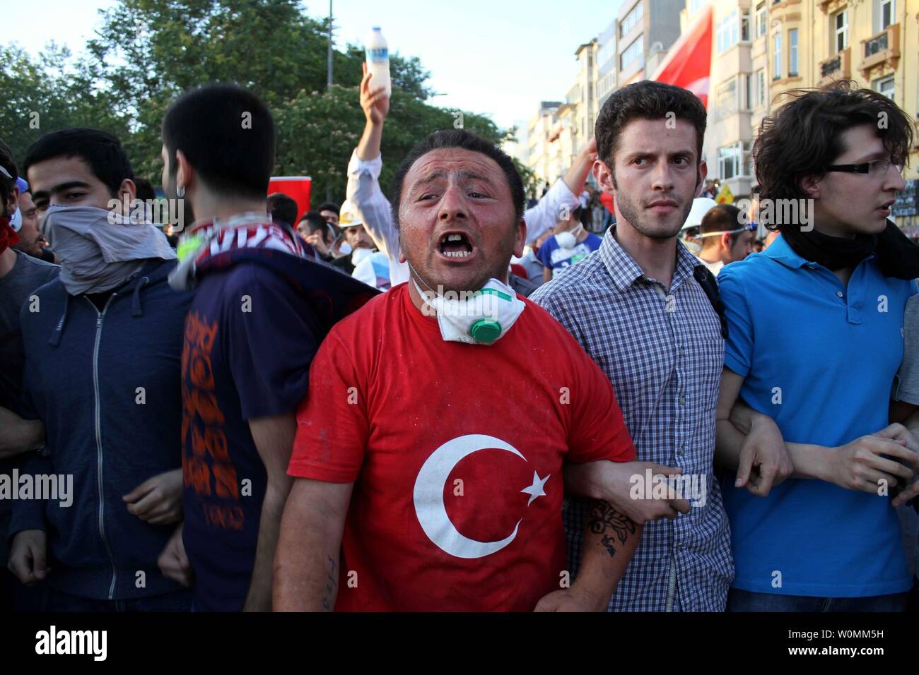 Die demonstranten Schlacht Bereitschaftspolizei am Taksim-Platz in Istanbul in der Türkei am 11. Juni 2013. Ruhe kehrte in den Platz am Juni 12, 2013 Nachdem die Demonstranten waren aus dem Bereich zwei Wochen nach Beginn der Proteste gegen die Modernisierung des Platzes, wurde schnell ein anti-government Protests gelöscht. UPI/Nasir Lone Stockfoto