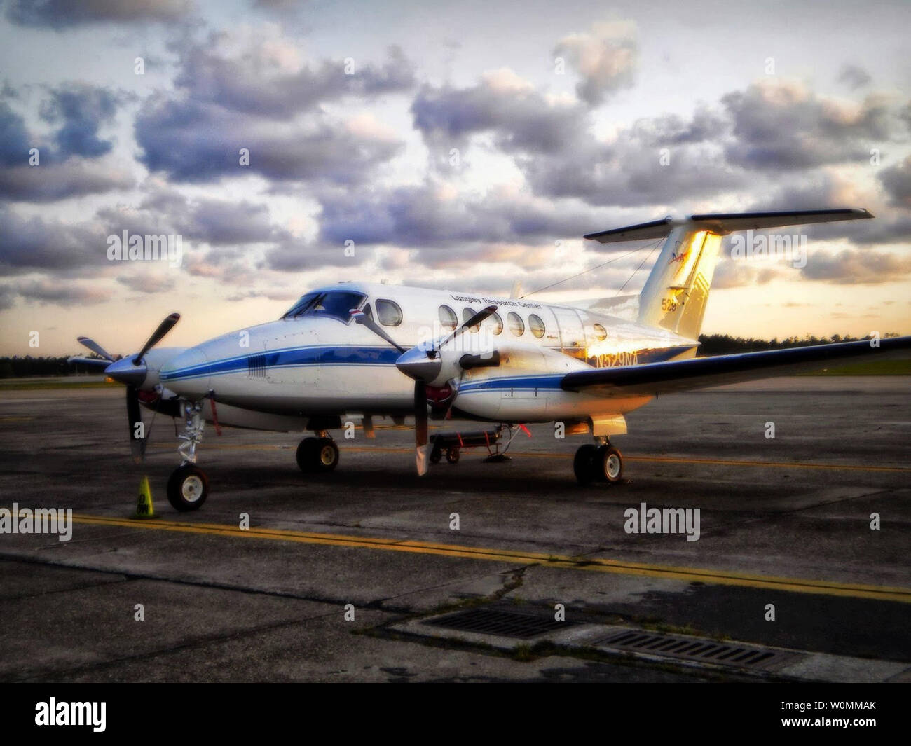 Einer der beiden NASA-Flugzeuge mit wissenschaftlichen Instrumenten, die über dem Houston Bereich im September fliegen ausgestattet ist auf diesem Foto am 5. September 2013 veröffentlicht. Diese zwei - Motor B200 King Air Flugzeug auf der Rollbahn am NASA Langley Research Center, Hampton, Virginia gezeigt, werden die Daten für die ENTDECKEN - AQ-Studie aus einer Höhe von 26.000 Fuß zu sammeln. Instrumente der Ebene wird an der Oberfläche der Erde nach unten schauen, wie ein Satellit, und messen Sie die Partikel- und gasförmigen Luftverunreinigung. Diesem mehrjährigen Airborne Science Mission wird den Wissenschaftlern helfen, besser zu verstehen, wie zu messen Stockfoto