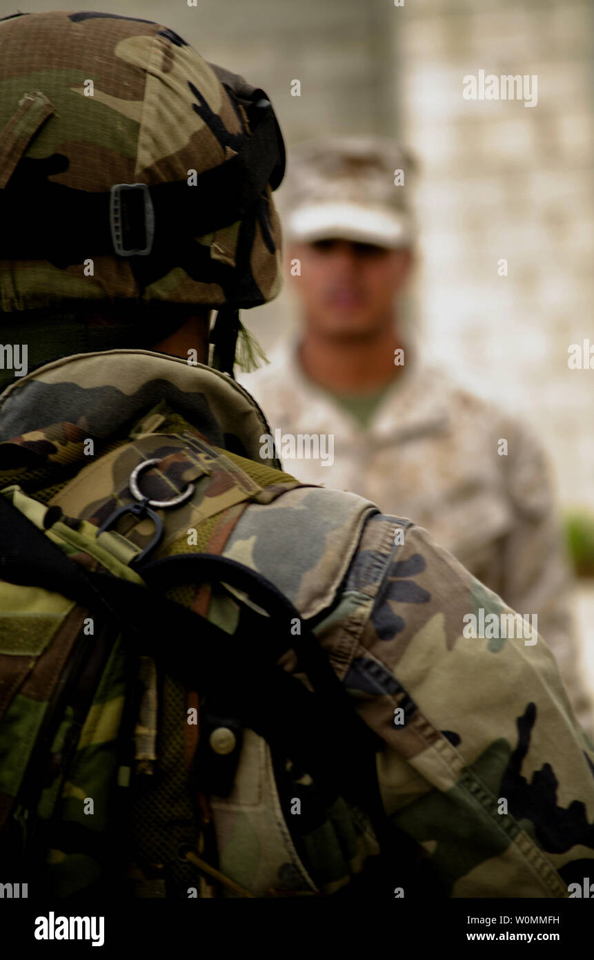 Eine spanische Infanterie marine, Vordergrund, hört als US Marine Corps Lance Cpl. Brian Donesortega, mit Fleet Anti-terror-Security Team Unternehmen Europa, bietet Anweisungen auf Spanisch während Lisa Azul 2013 Naval Station Rota, Spanien am Okt. 3, 2013. Lisa Das Azul war ein bilaterales Training übung für Partnerschaft und maritime Sicherheit gefördert und verbessert gleichzeitig die kulturelle Verständigung zwischen den Vereinigten Staaten und Spanien.. UPI/Kapitän T. Gitthens/DoD Stockfoto