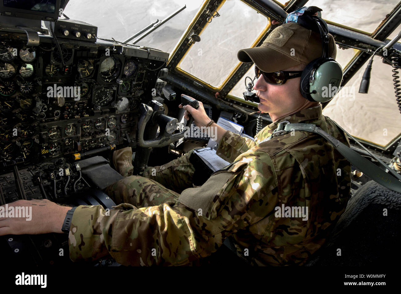 Us Air Force 1 Lt Brent Stevens, ein Pilot mit der Expeditionary 774th Airlift Squadron, fliegt eine C-130 Herkules Flugzeug in Richtung vorwärts Operating Base (FOB) Sharana, Provinz Paktika, Afghanistan, Sept. 28, 2013. Flieger mit der Einheit transportiert die letzte Ladung von FOB Sharana vor dem Befehl der Basis war für die afghanische Verteidigungsministerium übertragen. UPI/Master Sgt. B. Bloker/U.S. Air Force Stockfoto