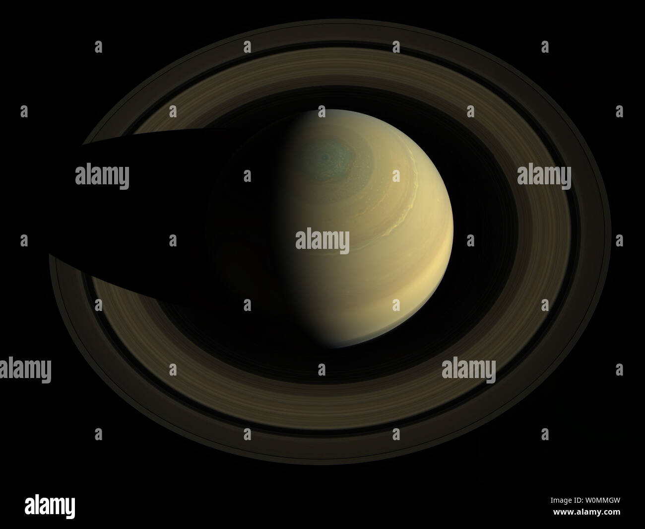 Eine Schaukel hoch über Saturn von der NASA-Raumsonde Cassini enthüllt dieses prächtige Aussicht auf die Golden-hued Planet und seine wichtigsten Ringe in einem Bild vor kurzem freigegeben. Die Aussicht ist in der natürlichen Farbe, wie menschliche Augen wäre es gesehen haben. Dieses Mosaik wurde aus 36 Bildern in drei Farbfilter durch Imaging Science Subsystem von Cassini am 10. Oktober 2013 hergestellt. Die Ringe hier gehören hauptsächlich die Ringe des Saturn. Die Ringe, bekannt als C, B und A Ringe - hier in der Reihenfolge der Nähe zu Saturn -- leicht einsehbar sind. Ringe wurden in der Reihenfolge ihrer Entdeckung als ihre Position um den Saturn benannt. UPI Stockfoto