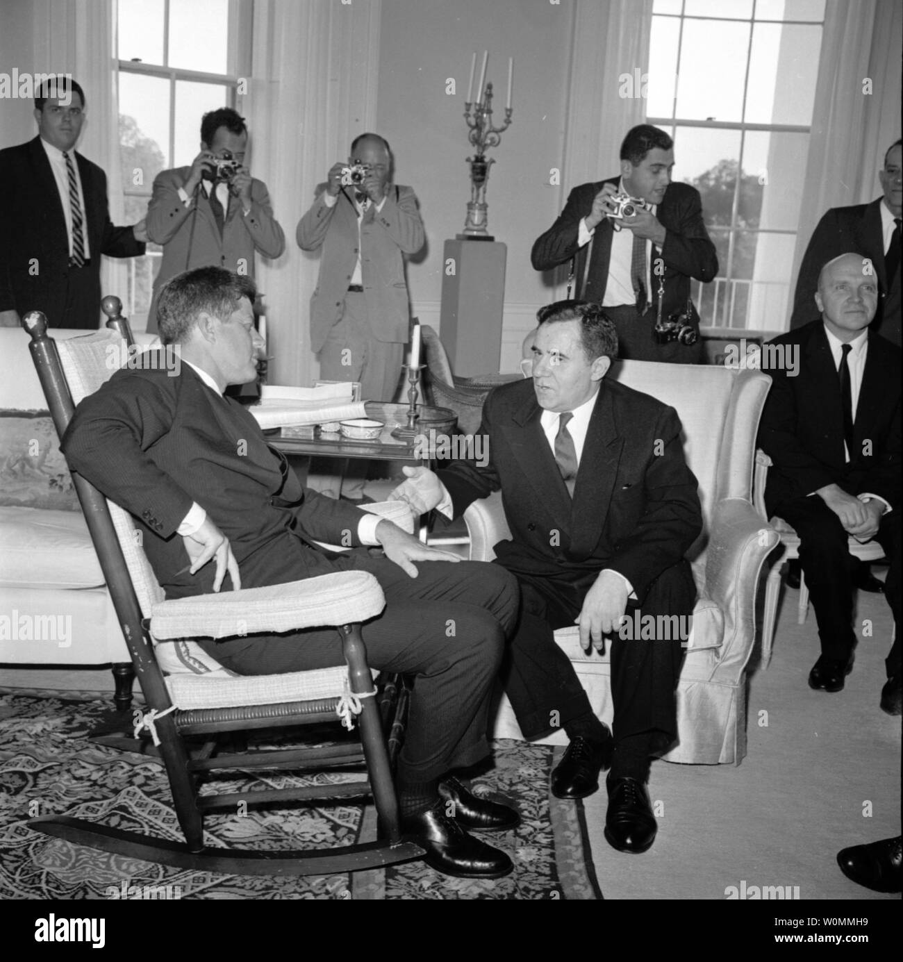 John F. Kennedy und dem sowjetischen Außenminister Andrej Gromyko im Weißen Haus der Berliner Finanzkrise am 6. August 1961 zu erörtern. Dieser Freitag der 50. Jahrestag der Ermordung von Präsident Kennedy am 22. November 1963. An diesem Freitag den 50. Jahrestag der Ermordung von Präsident Kennedy am 22. November 1963. UPI/Dateien Stockfoto