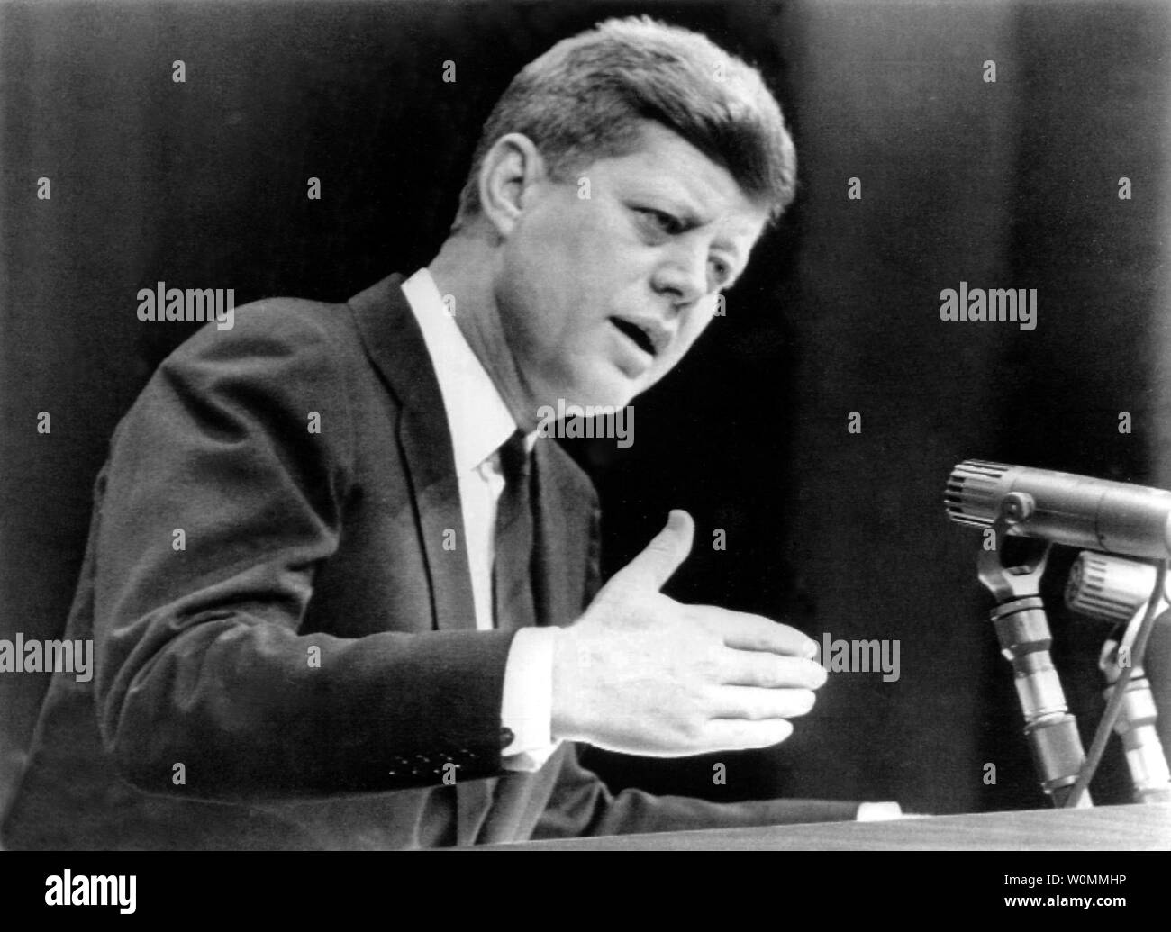 Präsident John F. Kennedy ist hier in diesem Februar 10, 1961, Foto, das während einer Nachrichten Konferenz diskutieren die Tatsache, dass er noch keine Informationen von seinen oberen militärischen Adjutanten in Bezug auf die Lücken zwischen amerikanischen und sowjetischen Waffen Funktionen gegeben. An diesem Freitag den 50. Jahrestag der Ermordung von Präsident Kennedy am 22. November 1963. UPI/Dateien Stockfoto