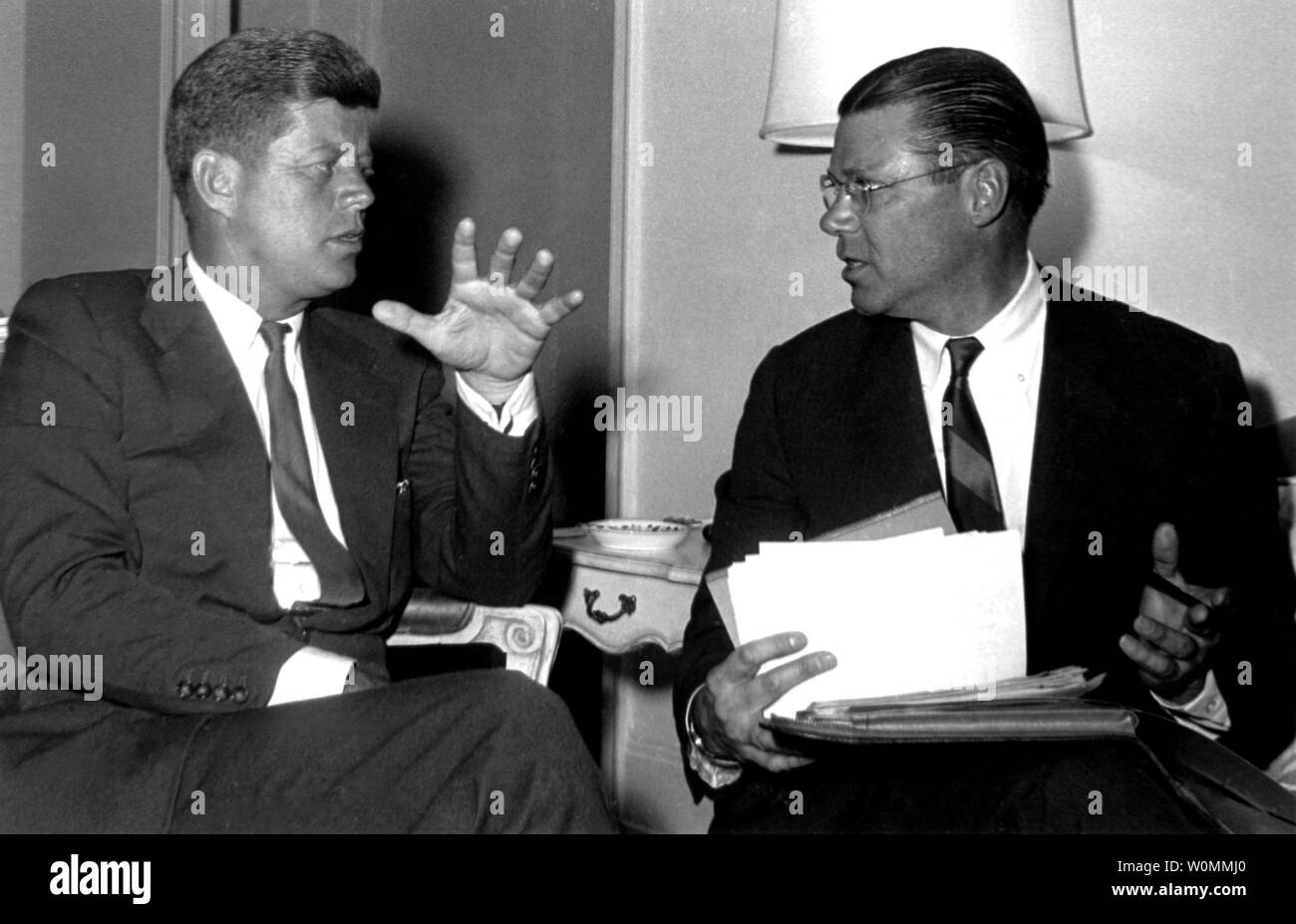 Präsident John F. Kennedy und Verteidigungsminister Robert McNamara werden gesehen in diesem Januar 4, 1961 file Photo im Carlyle Hotel in New York City. An diesem Freitag den 50. Jahrestag der Ermordung von Präsident Kennedy am 22. November 1963. UPI/Dateien Stockfoto