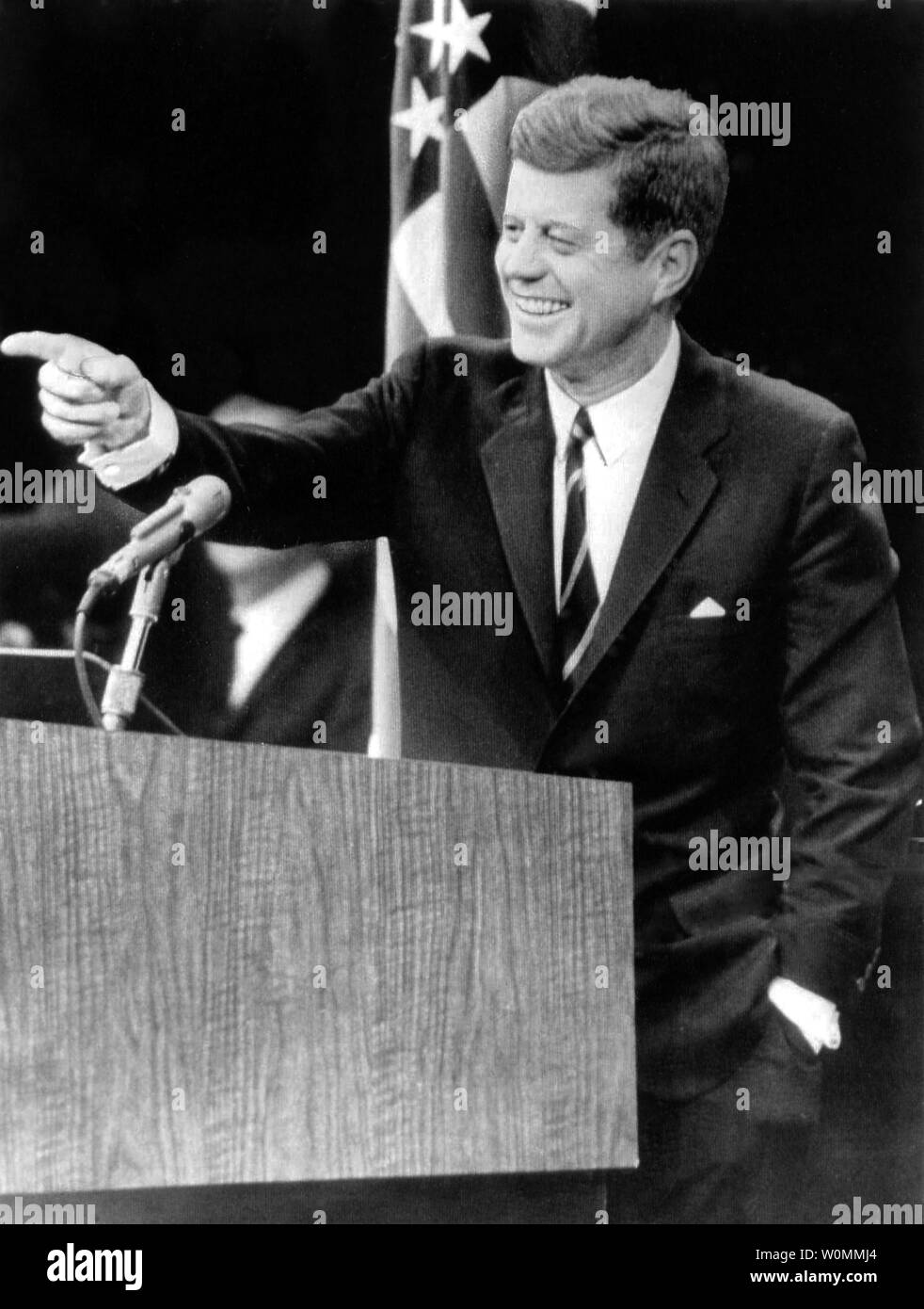 Präsident John F. Kennedy ist hier in diesem Februar 10, 1961 Foto die Fragen auf einer Pressekonferenz. An diesem Freitag den 50. Jahrestag der Ermordung von Präsident Kennedy am 22. November 1963. UPI/Dateien Stockfoto Präsident John F. Kennedy ist hier in diesem Februar 10, 1961 Foto die Fragen auf einer Pressekonferenz. An diesem Freitag den 50. Jahrestag der Ermordung von Präsident Kennedy am 22. November 1963. UPI/Dateien Stockfoto