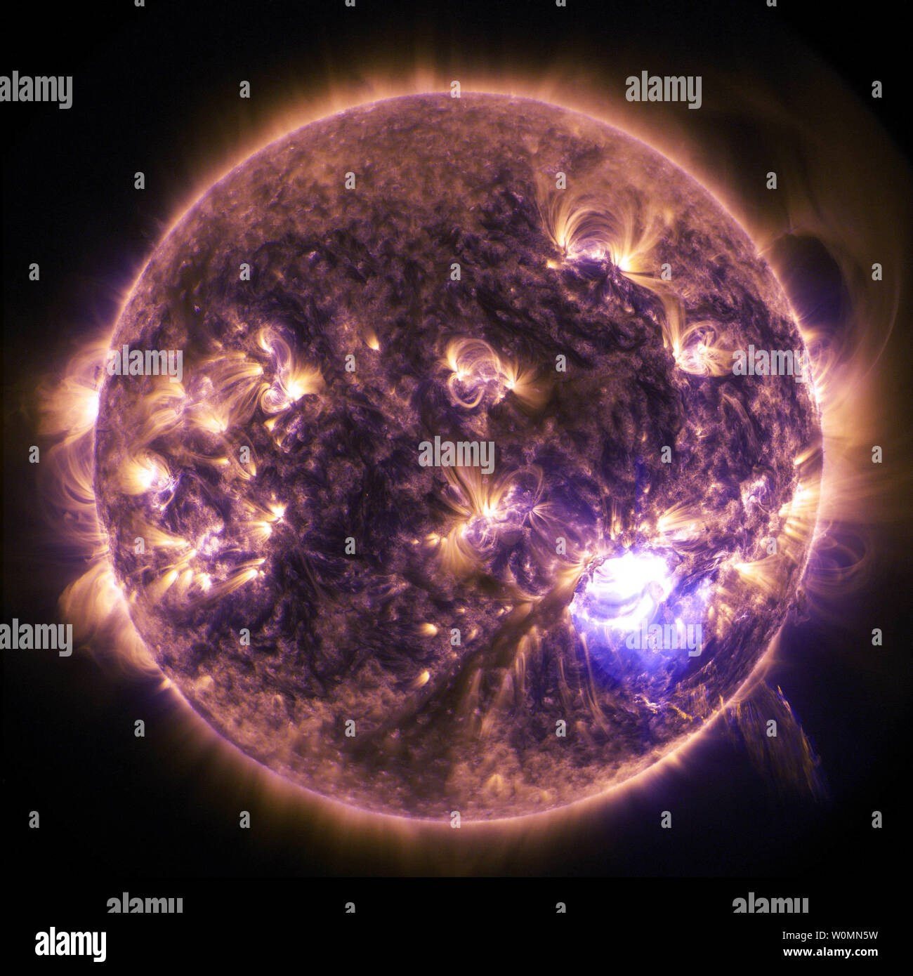 Dezember 19, 2014 NASA-Bild der Sonne, als es eine bedeutende Solar Flare emittiert. Die NASA Solar Dynamics Observatory, die Uhren der Sonne ständig, ein Bild des Ereignisses erfasst. UPI/NASA Stockfoto