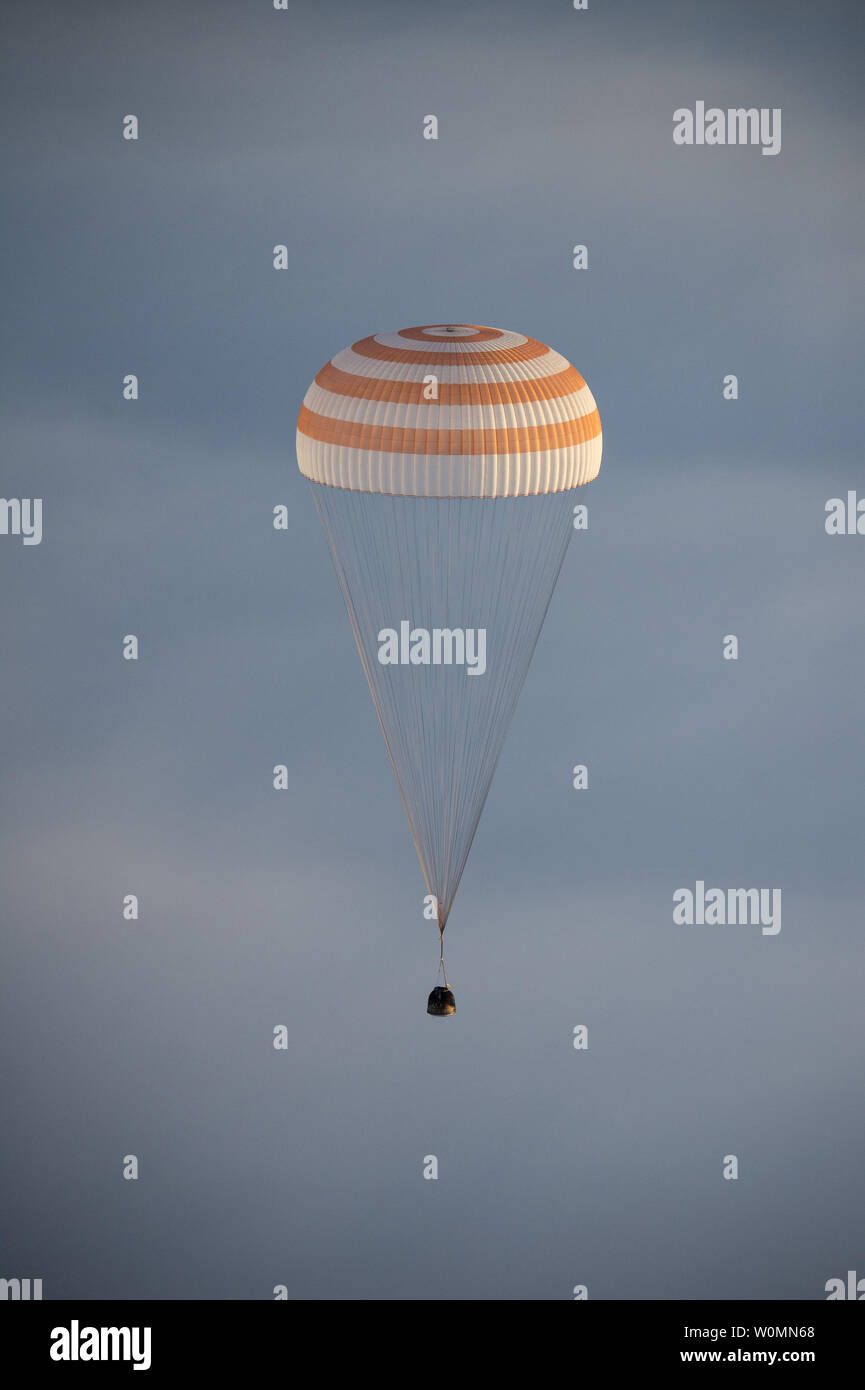 Die Sojus TMA-14 M Sonde wird gesehen, wie es landet mit Expedition 42 Commander Barry Wilmore der NASA, Alexander Samokutyaev der russischen Föderalen Raumfahrtagentur (Roskosmos) und Elena Serova von roskosmos in der Nähe der Stadt Zhezkazgan, Kasachstan am Donnerstag, 12. März 2015. NASA-Astronaut Wilmore, russische Kosmonauten und Serova Samokutyaev kehren nach fast sechs Monaten die Internationale Raumstation, wo sie als Mitglieder der Expedition 41 und 42 Besatzungsmitglieder an Bord serviert. NASA Foto von Bill Ingalls/UPI Stockfoto