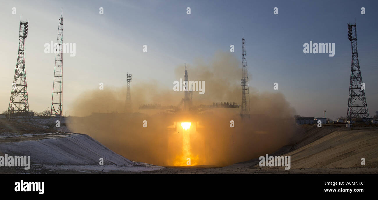 Die Sojus TMA-19 M Rakete ist mit Expedition 46 Sojus Kommandant Juri Malentschenko der russischen Föderalen Raumfahrtagentur (Roskosmos), Flugingenieur Tim Kopra der NASA, und Flugingenieur Tim Peake der ESA (European Space Agency), Dienstag, Dezember 15, 2015 Auf dem Kosmodrom Baikonur in Kasachstan aus gestartet. Malenchenko, Kopra und Peake werden die nächsten sechs Monate verbringen - das Leben und Arbeiten an Bord der Internationalen Raumstation. NASA Foto von Joel Kowsky/UPI Stockfoto