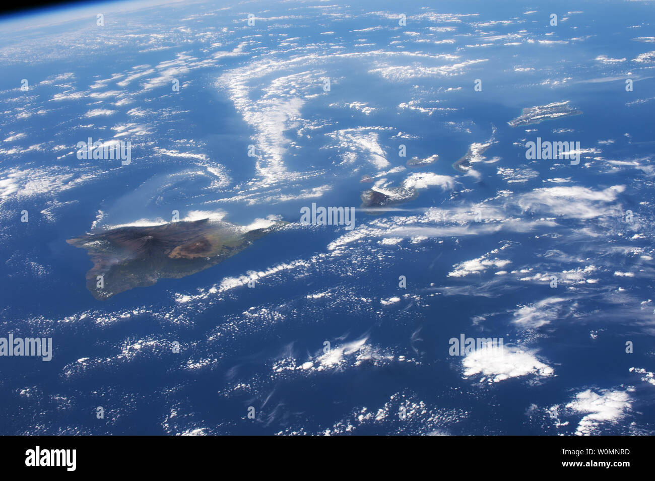 Die Besatzungen an Bord der Internationalen Raumstation dieses Panorama von Hawaii Kilauea erfasst (Bild links) Mit dem langen wirbelt der vulkanischen Gasen (obere Hälfte der Abbildung) wafting West vom Vulkan am 18. Februar 2015. Astronauten sind ausgebildete schräge Bilder von hart-zu-finden Sie unter atmosphärischen Dunst durch schräg Schießen um die Sichtbarkeit zu verbessern. Das gas Haze genannt, vog, einer Kombination aus Nebel, Smog und vulkanischen - ist auch in Hawaii bekannt und wird als "eine Form der Luftverschmutzung, Ergebnisse, wenn Schwefeldioxid und andere Gase durch einen ausbrechenden Vulkan ausgestossen… reagieren mit Sauerstoff und Feuchtigkeit in den definierten Stockfoto