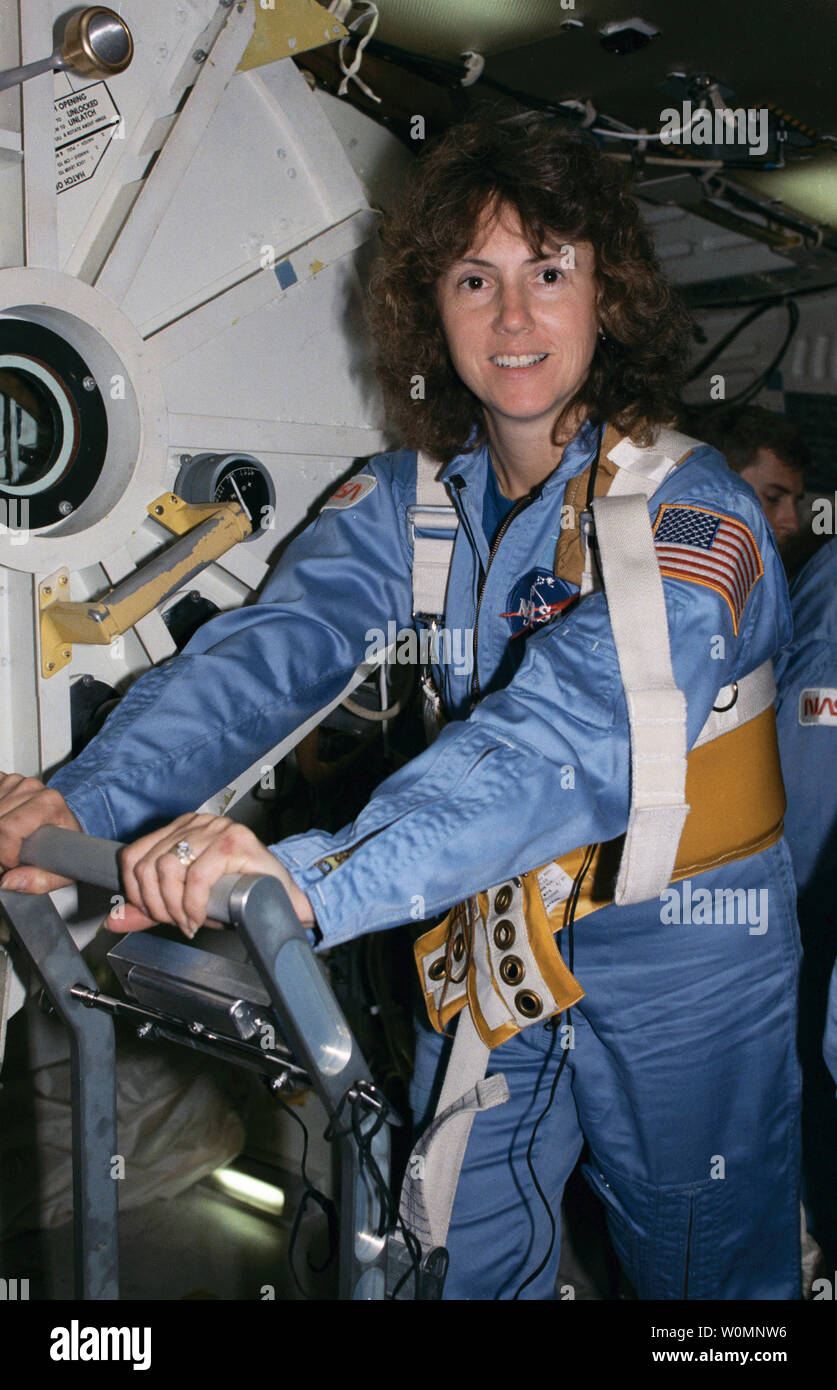 Christa McAuliffe, Nutzlast Spezialist für STS-51-L, die die Lehrer im Raum Projekt (TISP), ist abgebildet auf einem Laufband im Dezember 1985 Training im Johnson Space Center in der Vorbereitung für ihre einwöchige Mission an Bord der Raumfähre Challenger. Am 28. Januar 1986, um 11:39 Uhr EST, die Raumfähre Challenger und ihre siebenköpfige Besatzung waren verloren, wenn eine eingerissene O-Ring in die richtige Solid Rocket Booster verursacht eine Explosion 73 Sekunden nach dem Start. NASA Foto von Bill Bowers/UPI Stockfoto