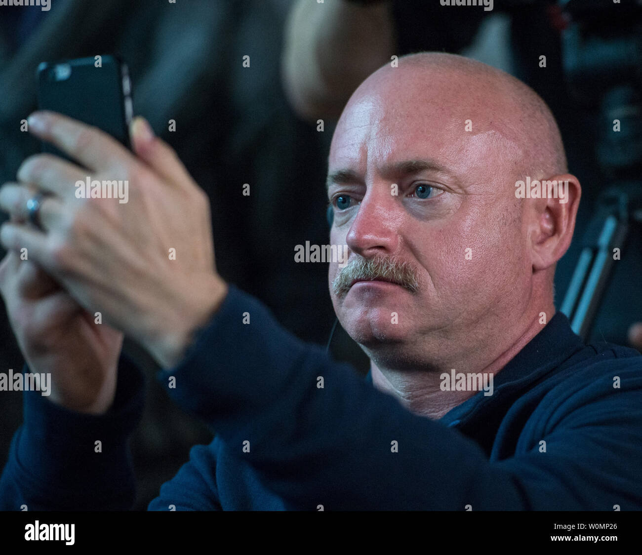 Im Ruhestand der NASA-Astronaut Mark Kelly Fotos sein Zwillingbruder, NASA-Astronaut Scott Kelly, wie Scott Kelly und Kollegen crew Gehilfen, russische Kosmonauten Gennadi Padalka, und Michail Kornienko der russischen Föderalen Raumfahrtagentur (Roskosmos) in einer Pressekonferenz am Donnerstag, 26. März 2015 teilnehmen, an der Kosmonaut Hotel in Baikonur, Kasachstan. Mark Kelly, der vier Space Shuttle Missionen flog und der letzte Flug des Space Shuttle Endeavour geboten, die in der biomedizinischen Studien auf dem Boden teilnehmen, während seine twin an Bord des Orbiting Laboratory ist. .. Teil der NASA Human Research Co Stockfoto